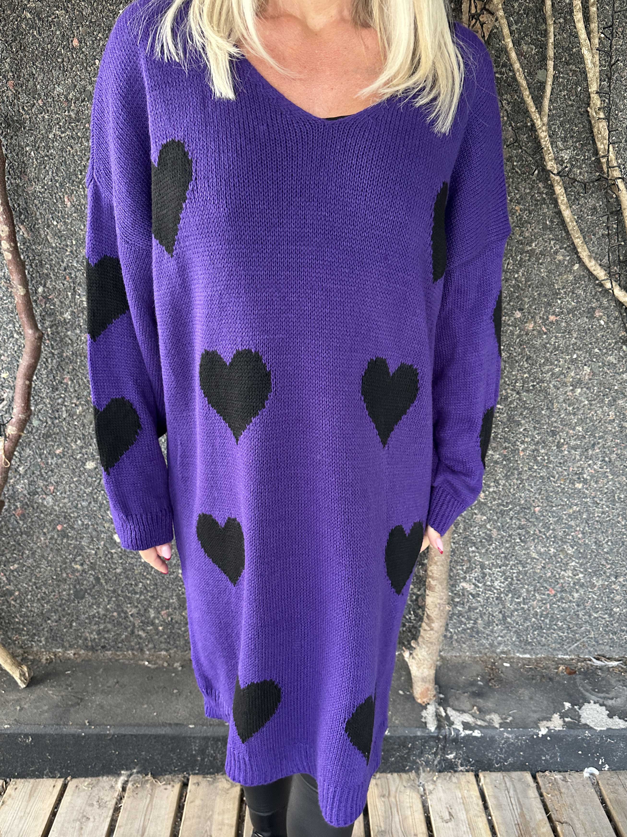 Esly - Strikkjole med hjerter og v-udskæring