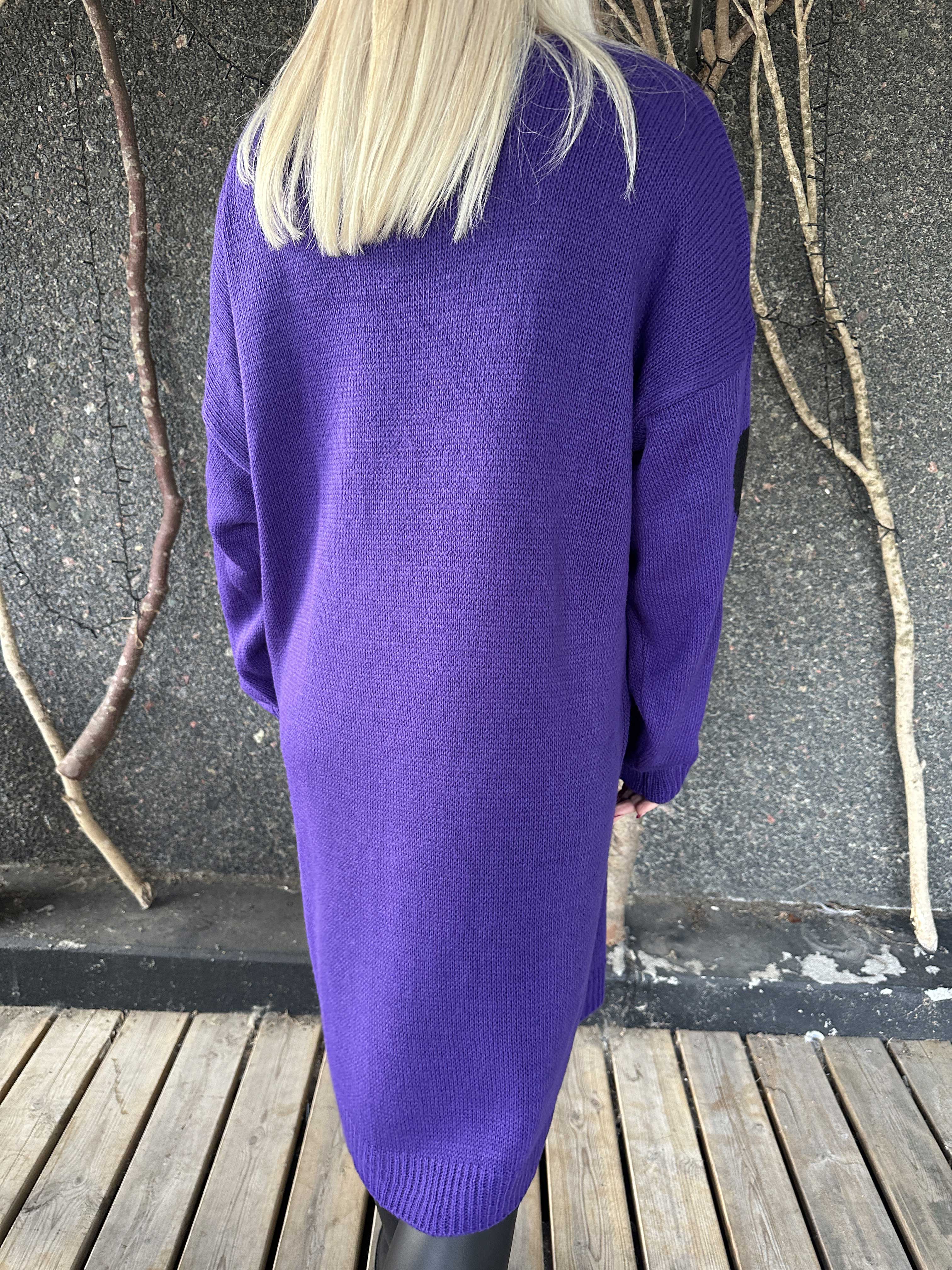 Esly - Strikkjole med hjerter og v-udskæring