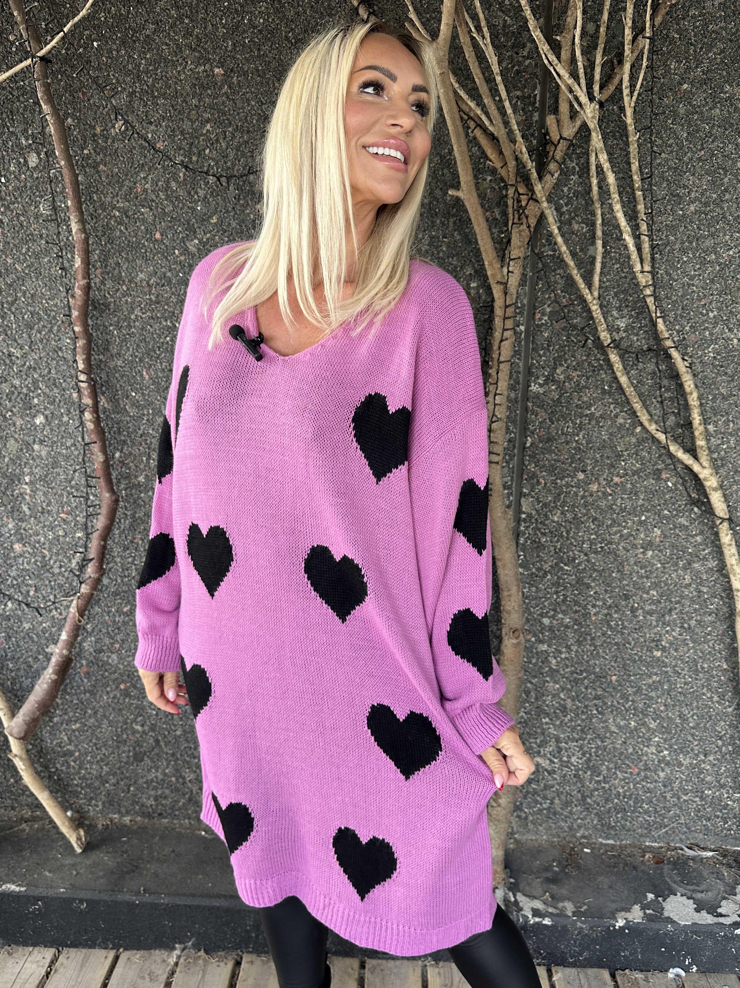 Esly - Strikkjole med hjerter og v-udskæring