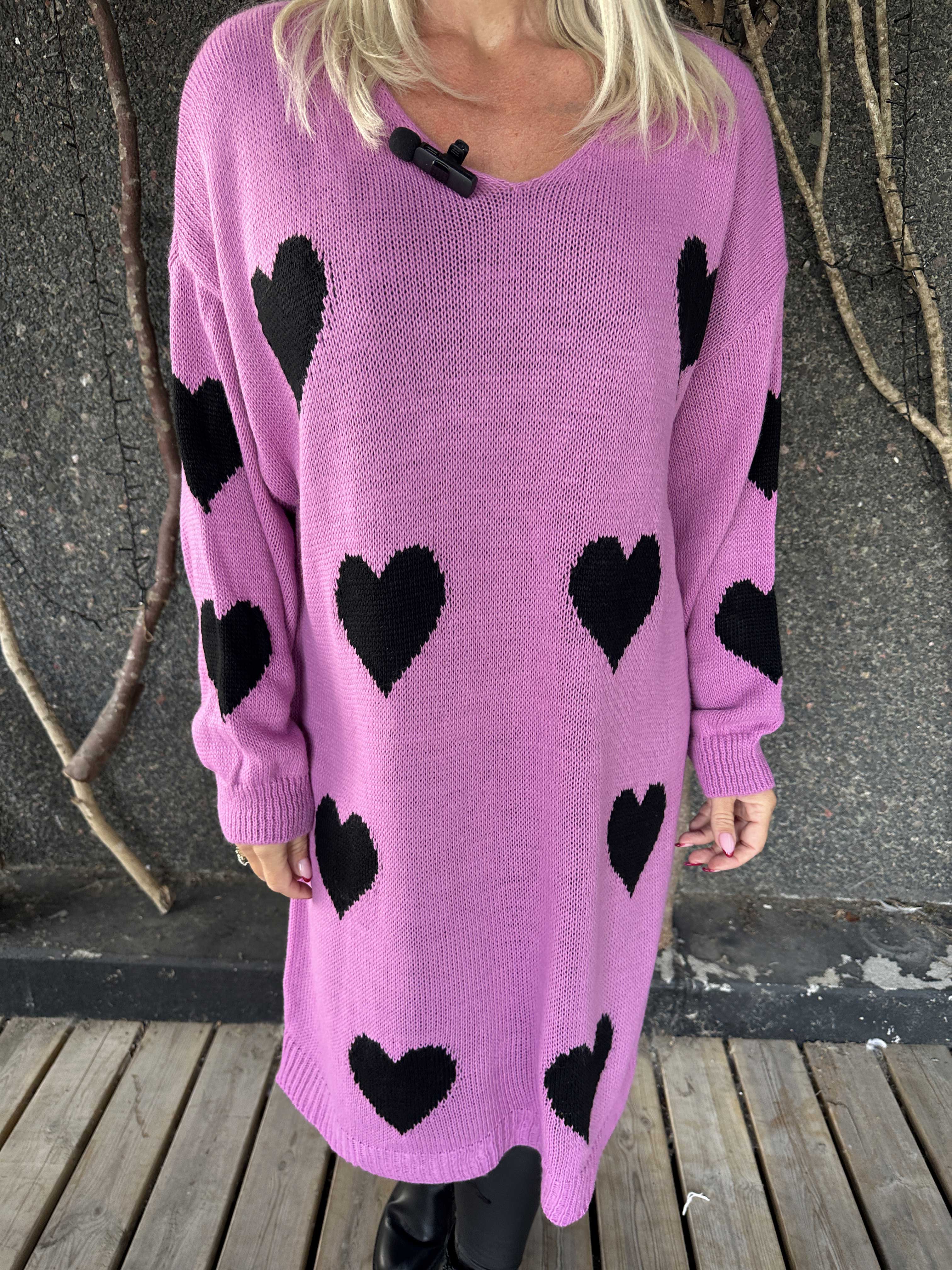 Esly - Strikkjole med hjerter og v-udskæring