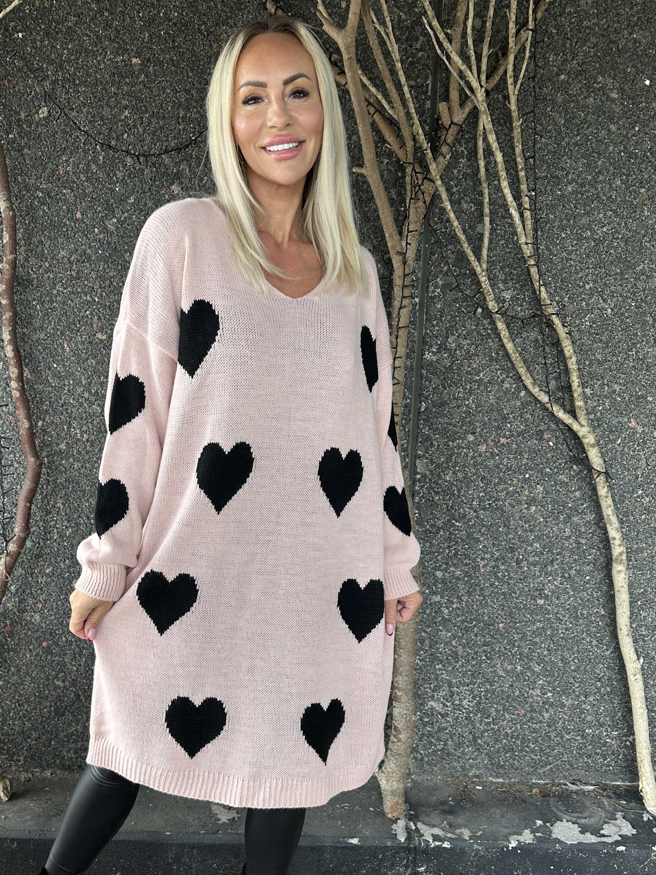 Esly - Strikkjole med hjerter og v-udskæring