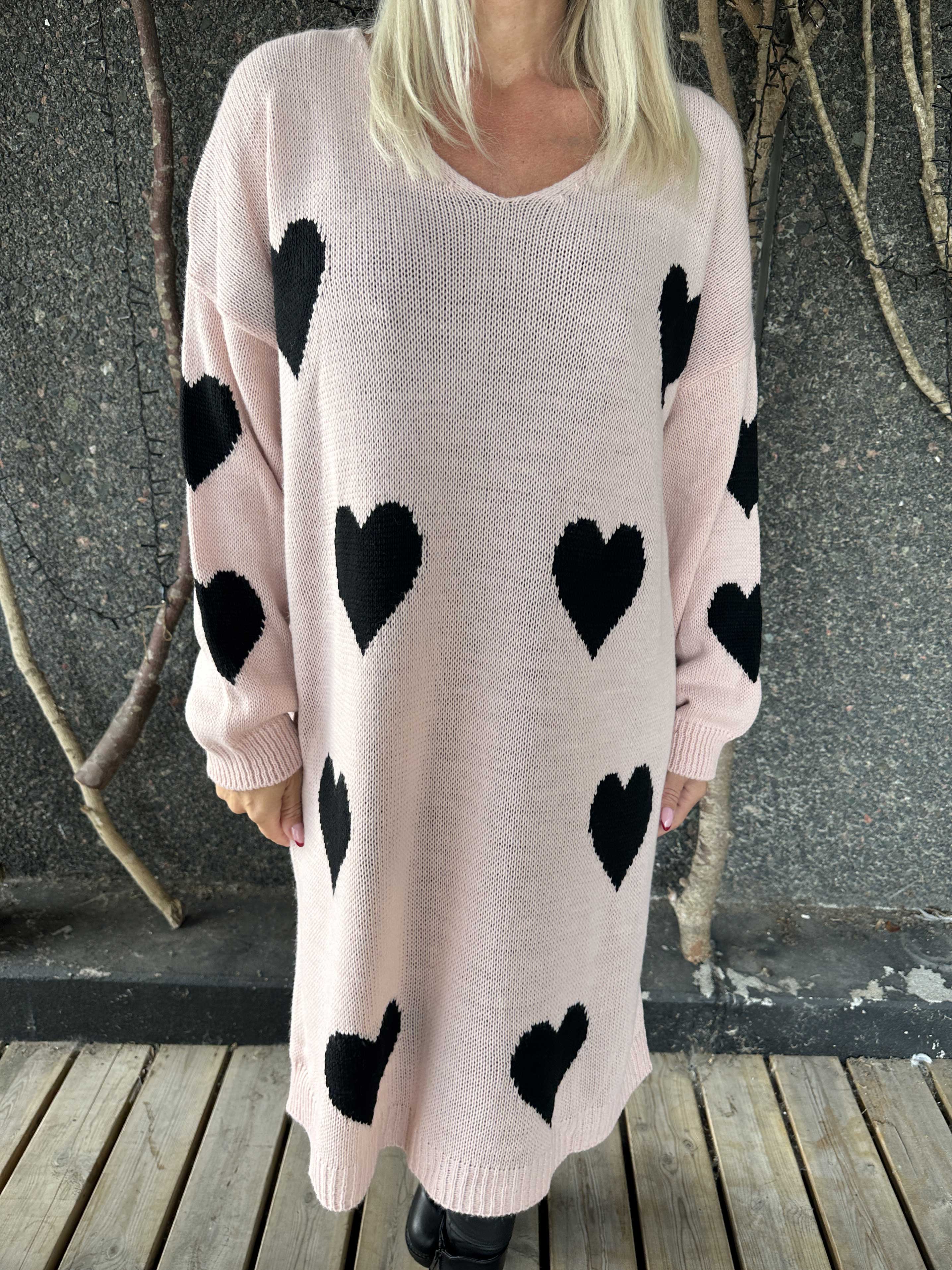 Esly - Strikkjole med hjerter og v-udskæring