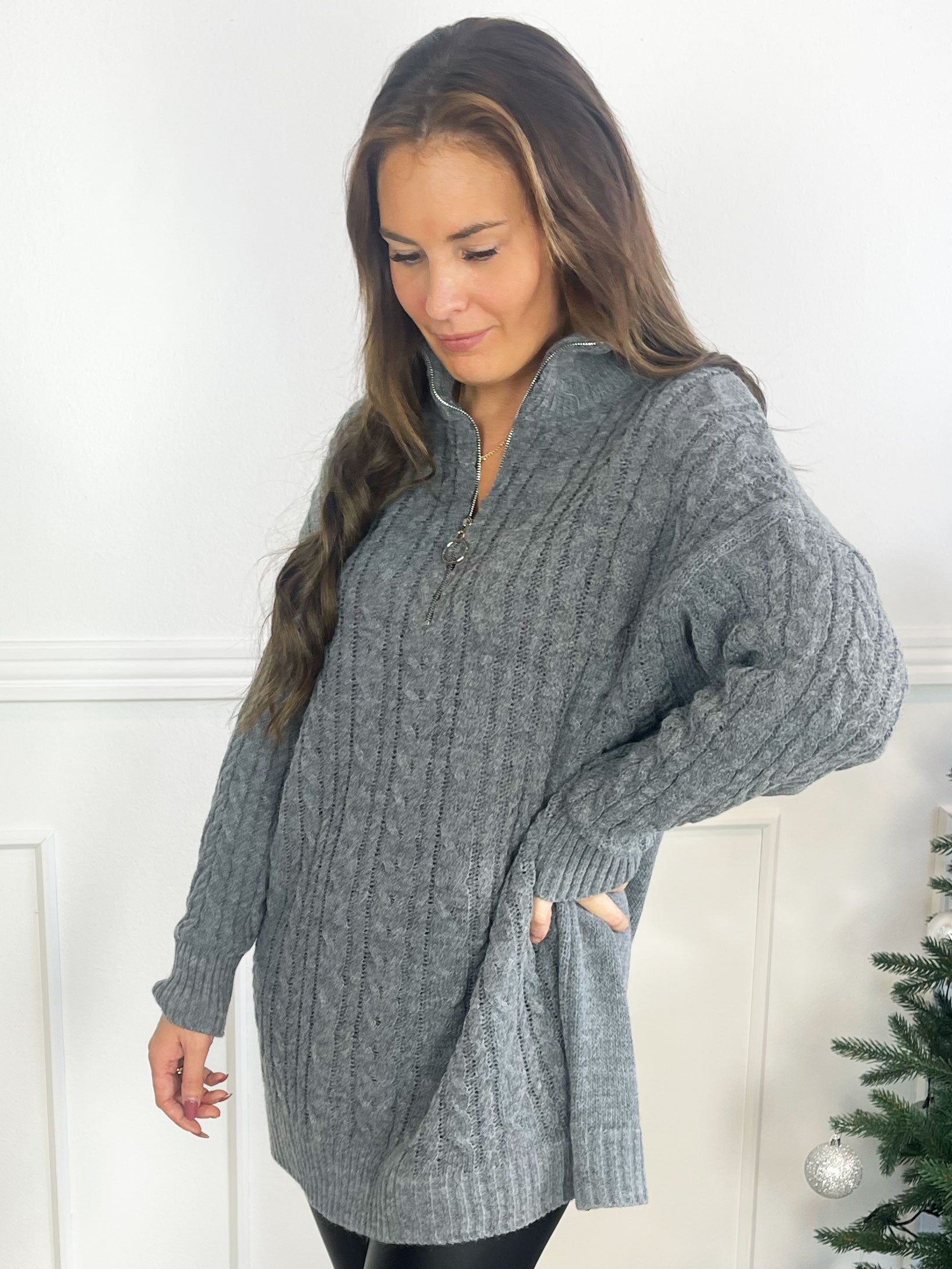 Esly - Striktrøje i kabelstrik med lynlås