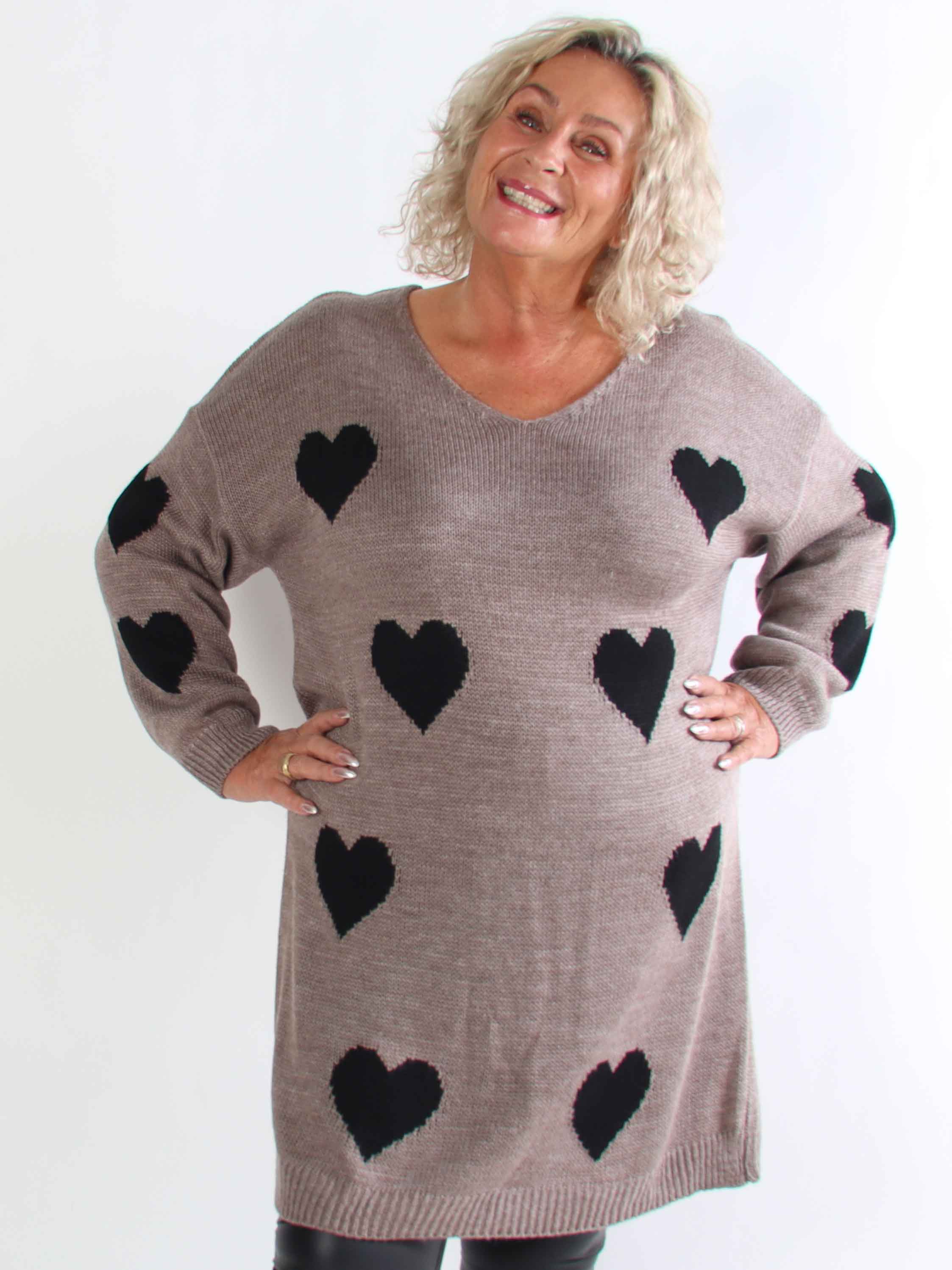 Esly - Plus size strikkjole med hjerter og v-udskæring