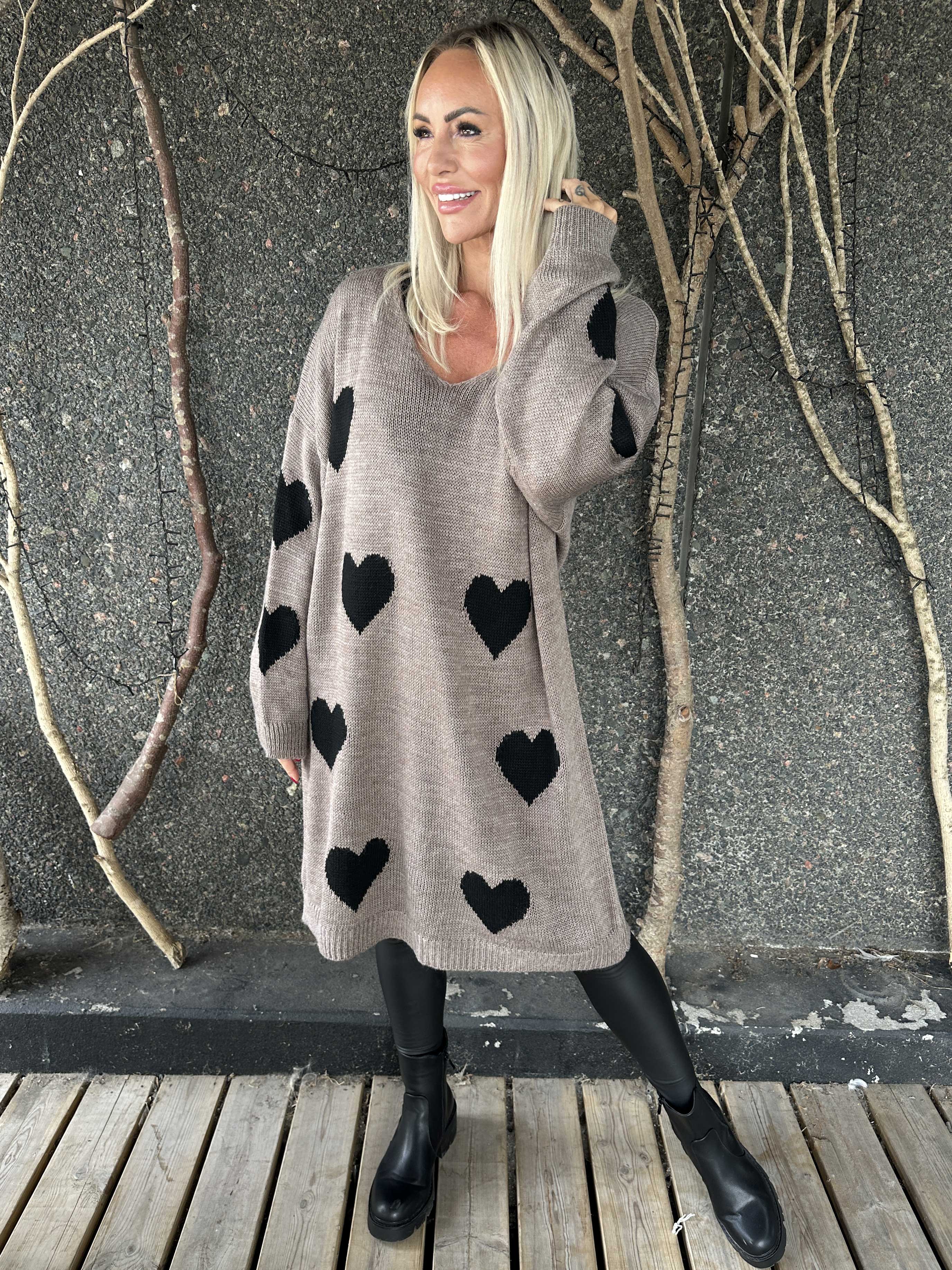 Esly - Strikkjole med hjerter og v-udskæring