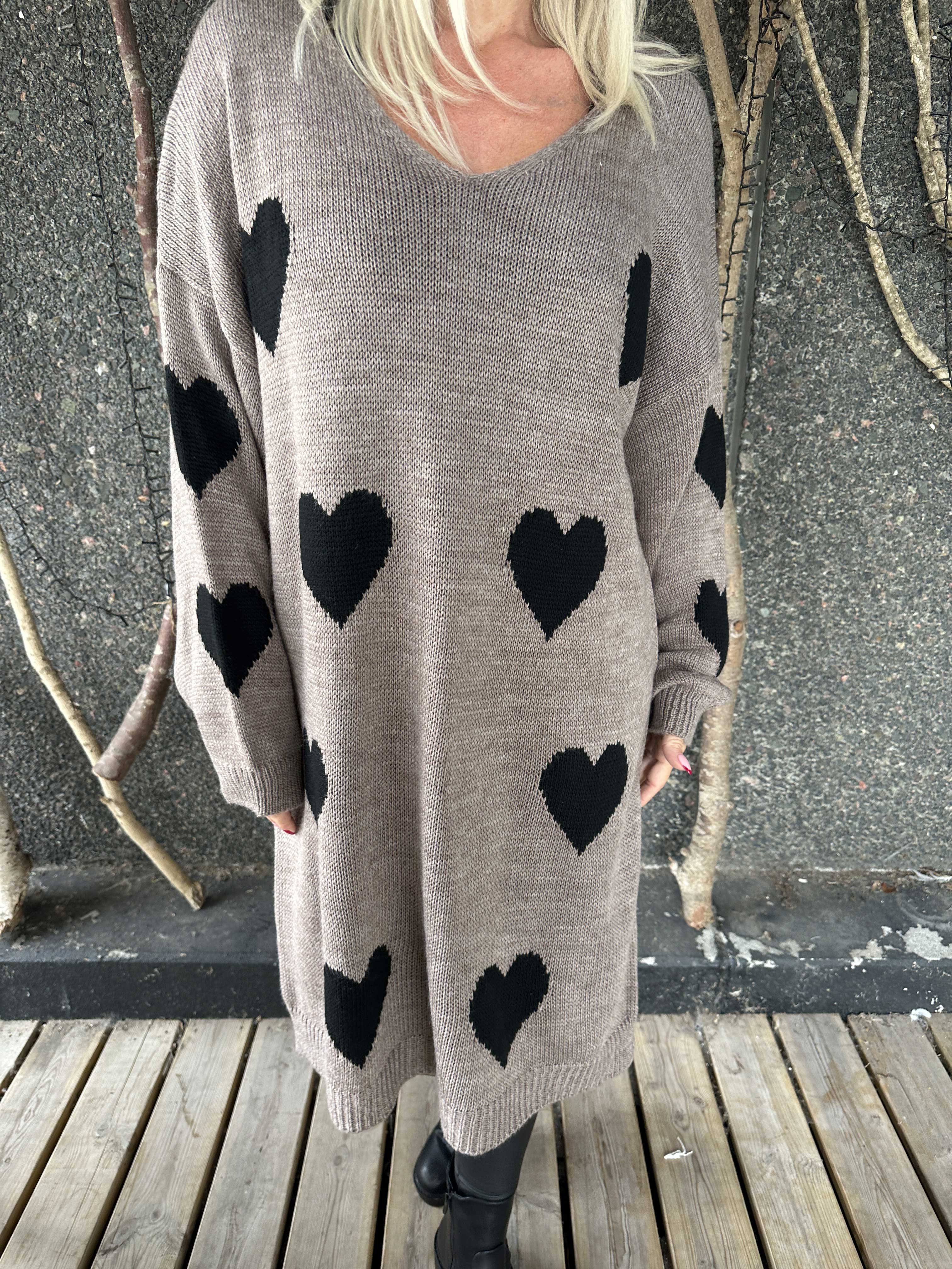 Esly - Strikkjole med hjerter og v-udskæring