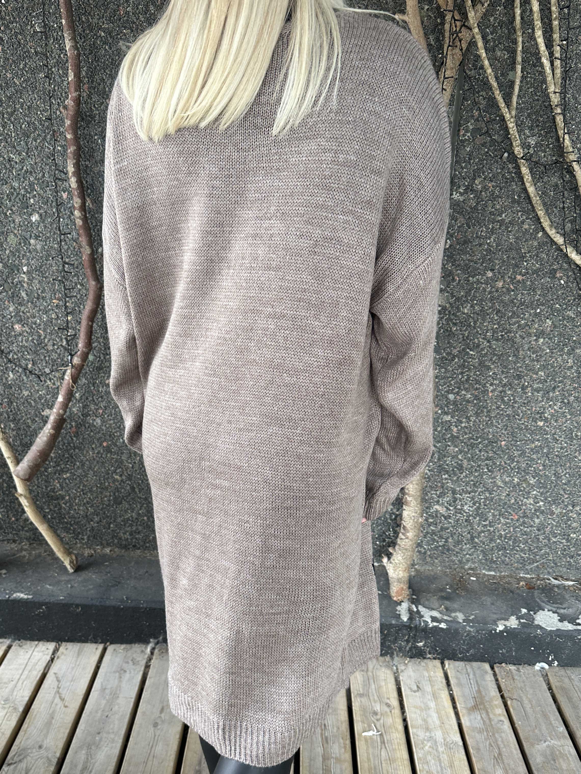 Esly - Strikkjole med hjerter og v-udskæring