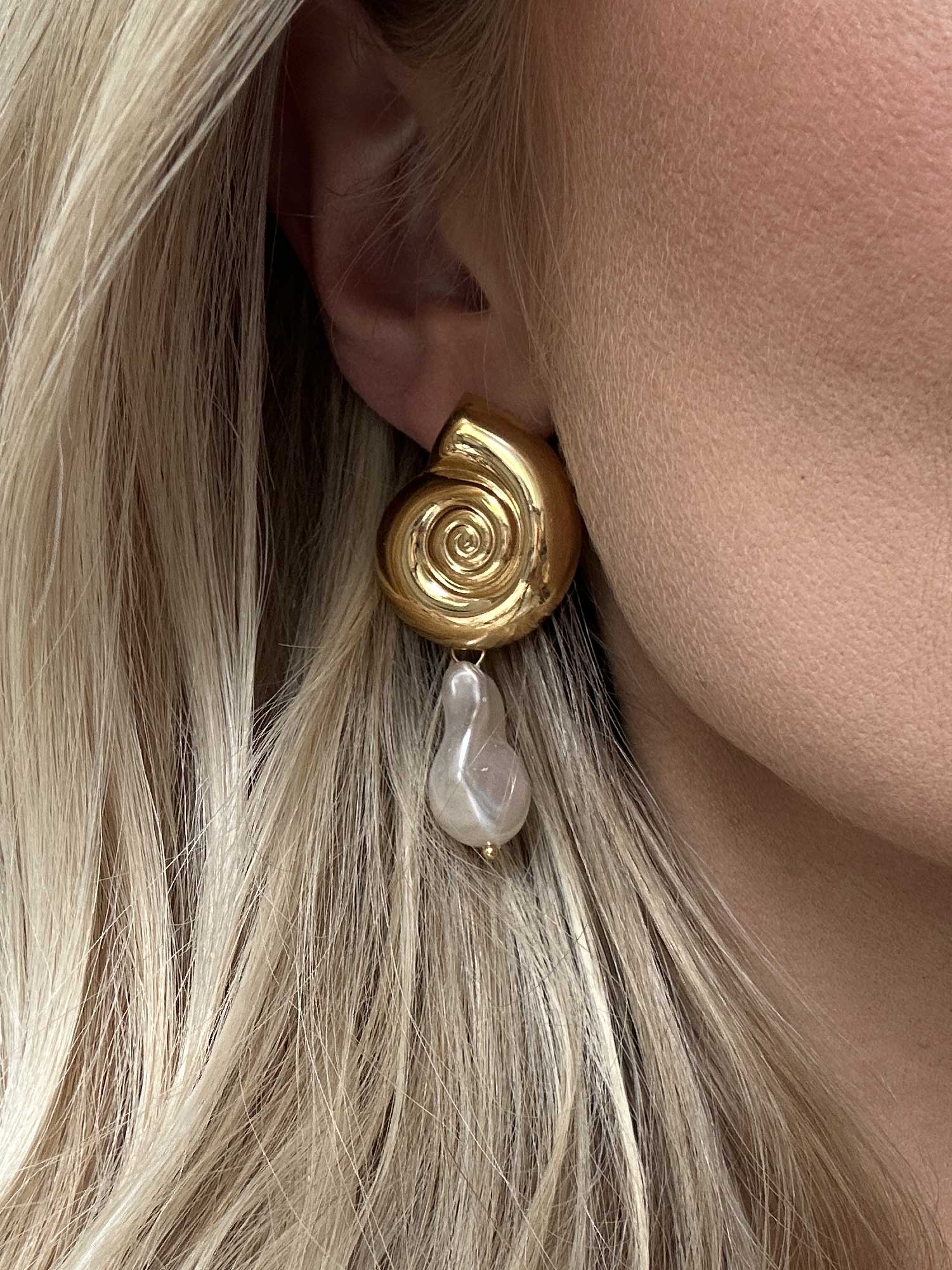 Esma - Guldfarvede øreringe med perle vedhæng