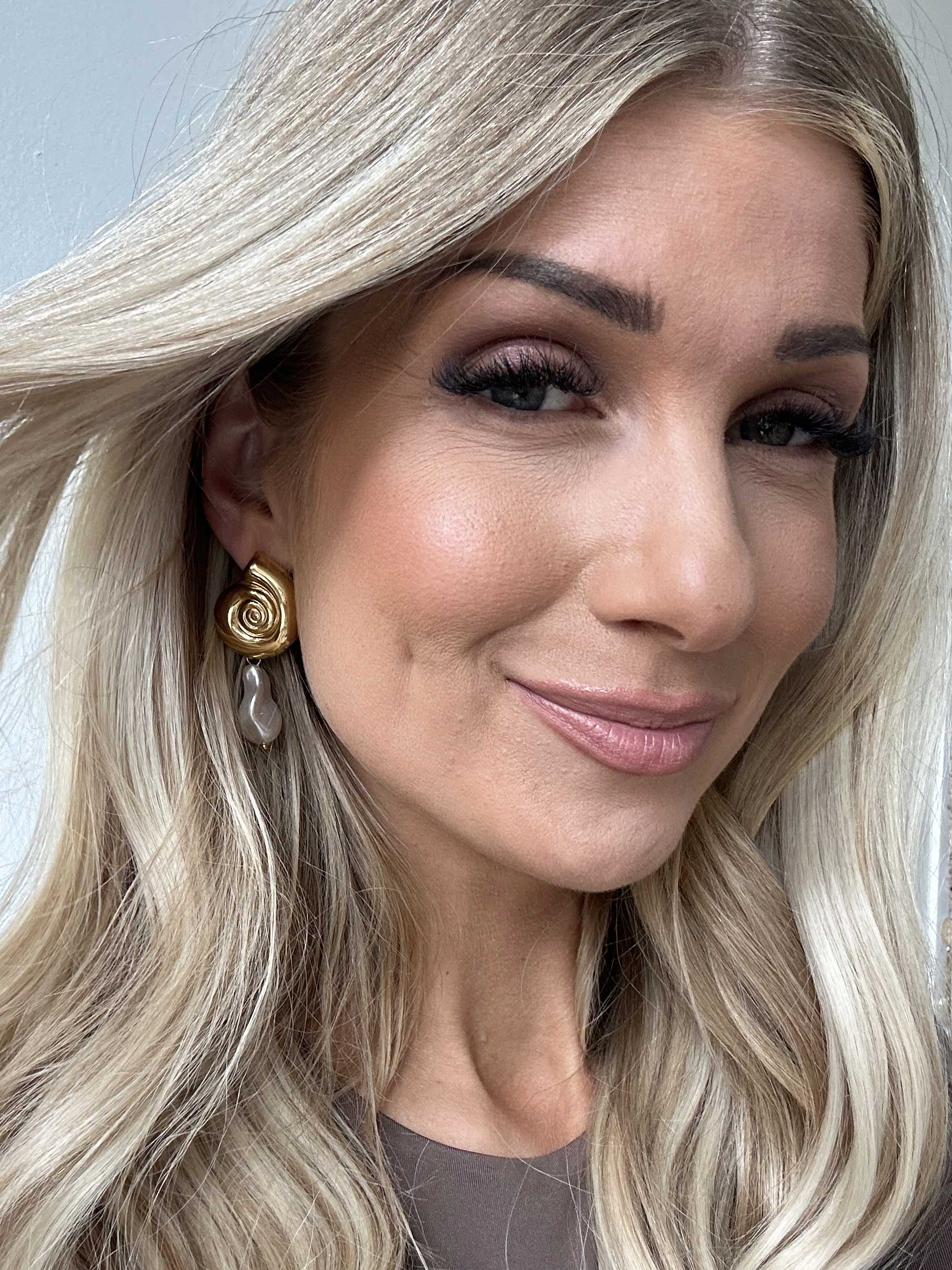 Esma - Guldfarvede øreringe med perle vedhæng