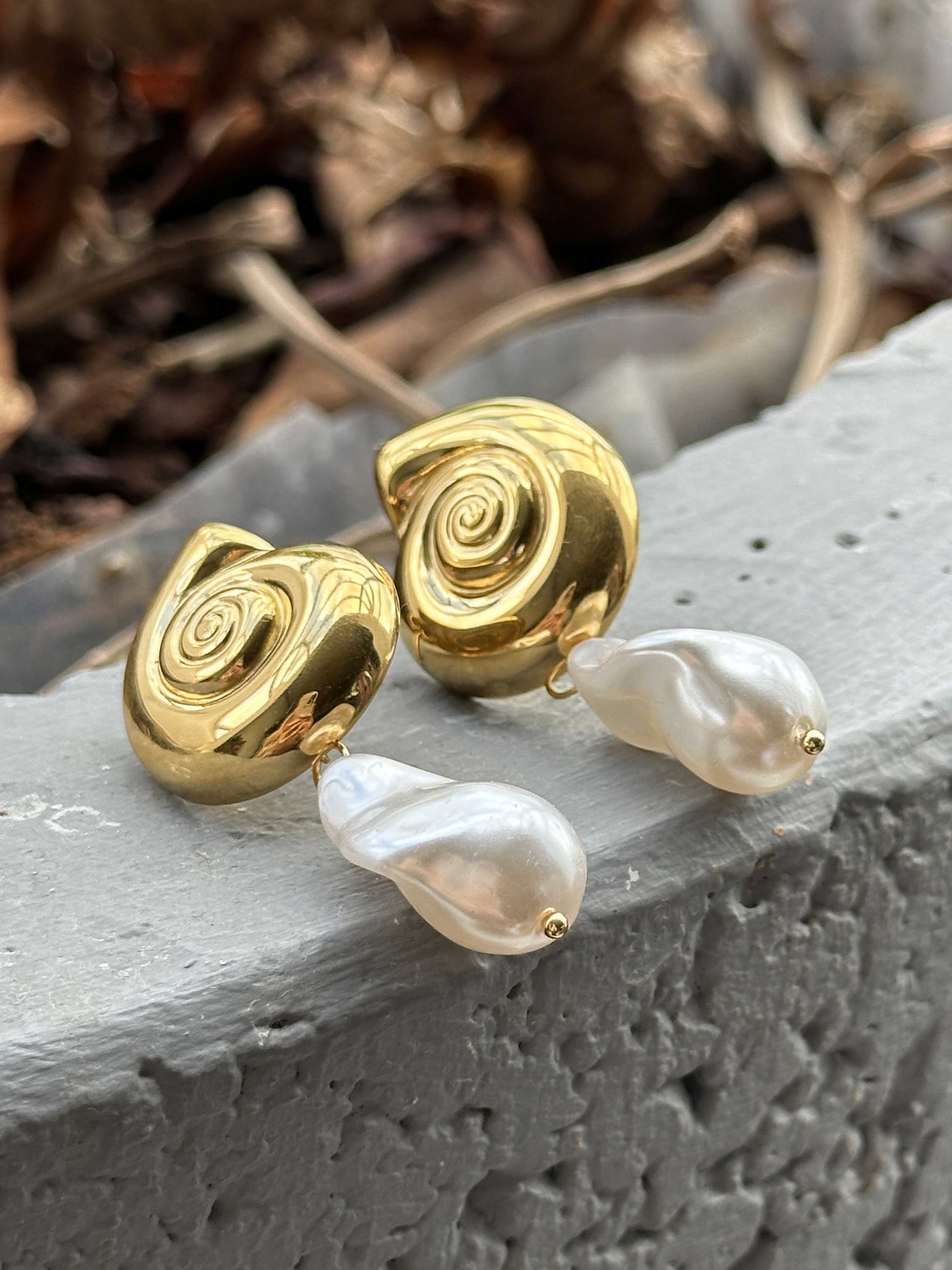 Esma - Guldfarvede øreringe med perle vedhæng