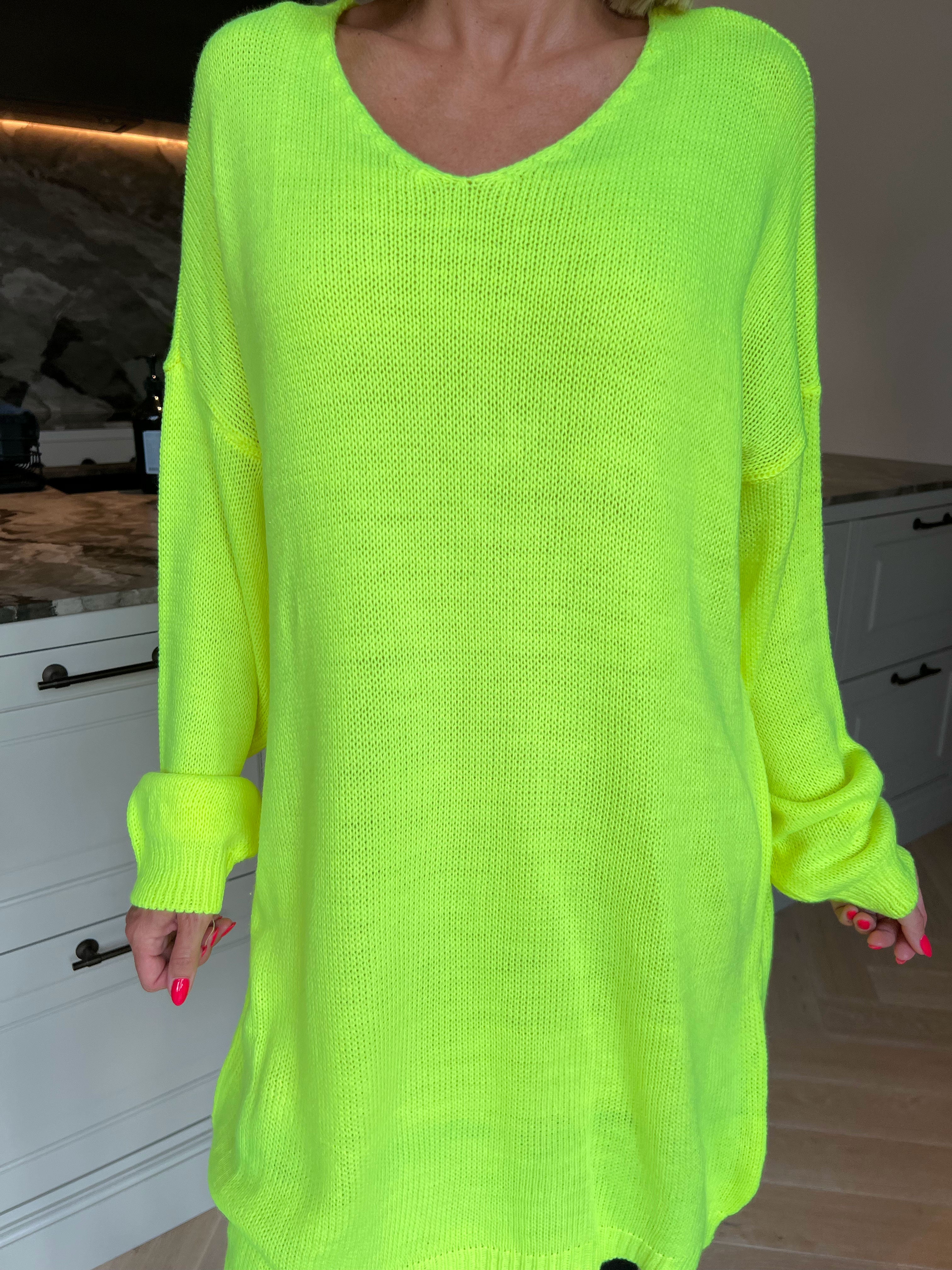 Estelle - Oversized strikkjole med feminin v-udskæring