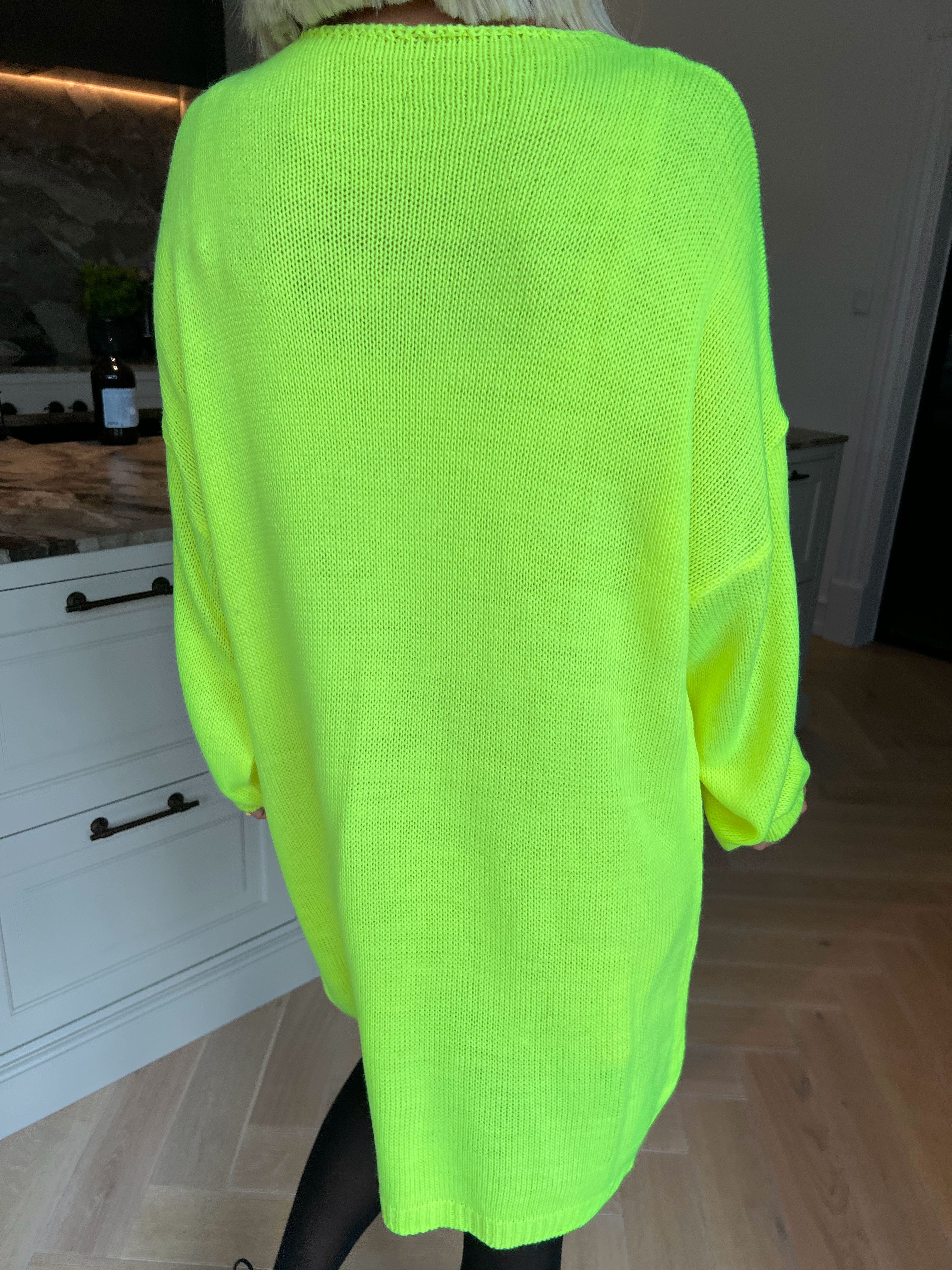 Estelle - Oversized strikkjole med feminin v-udskæring