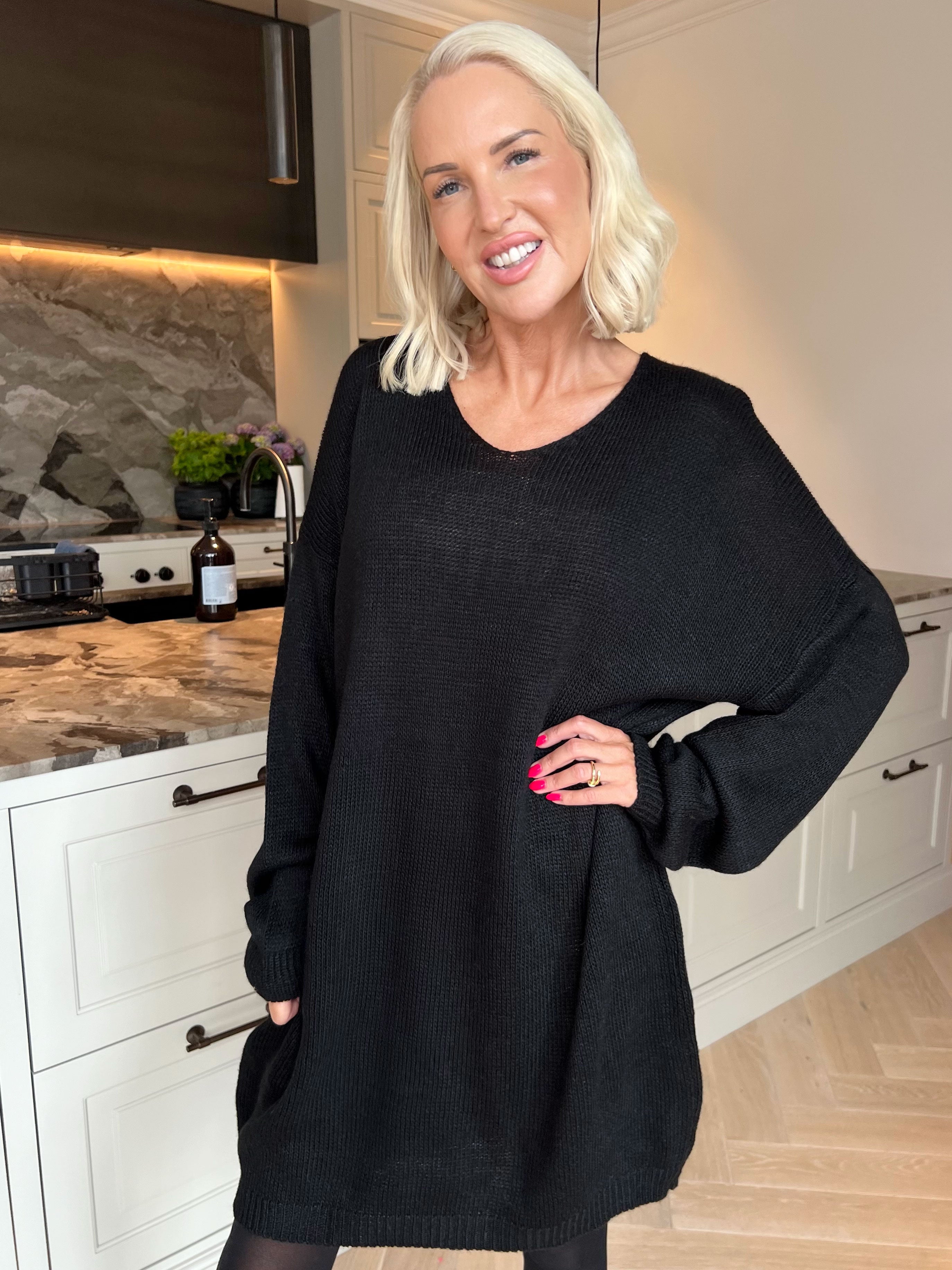 Estelle - Oversized strikkjole med feminin v-udskæring