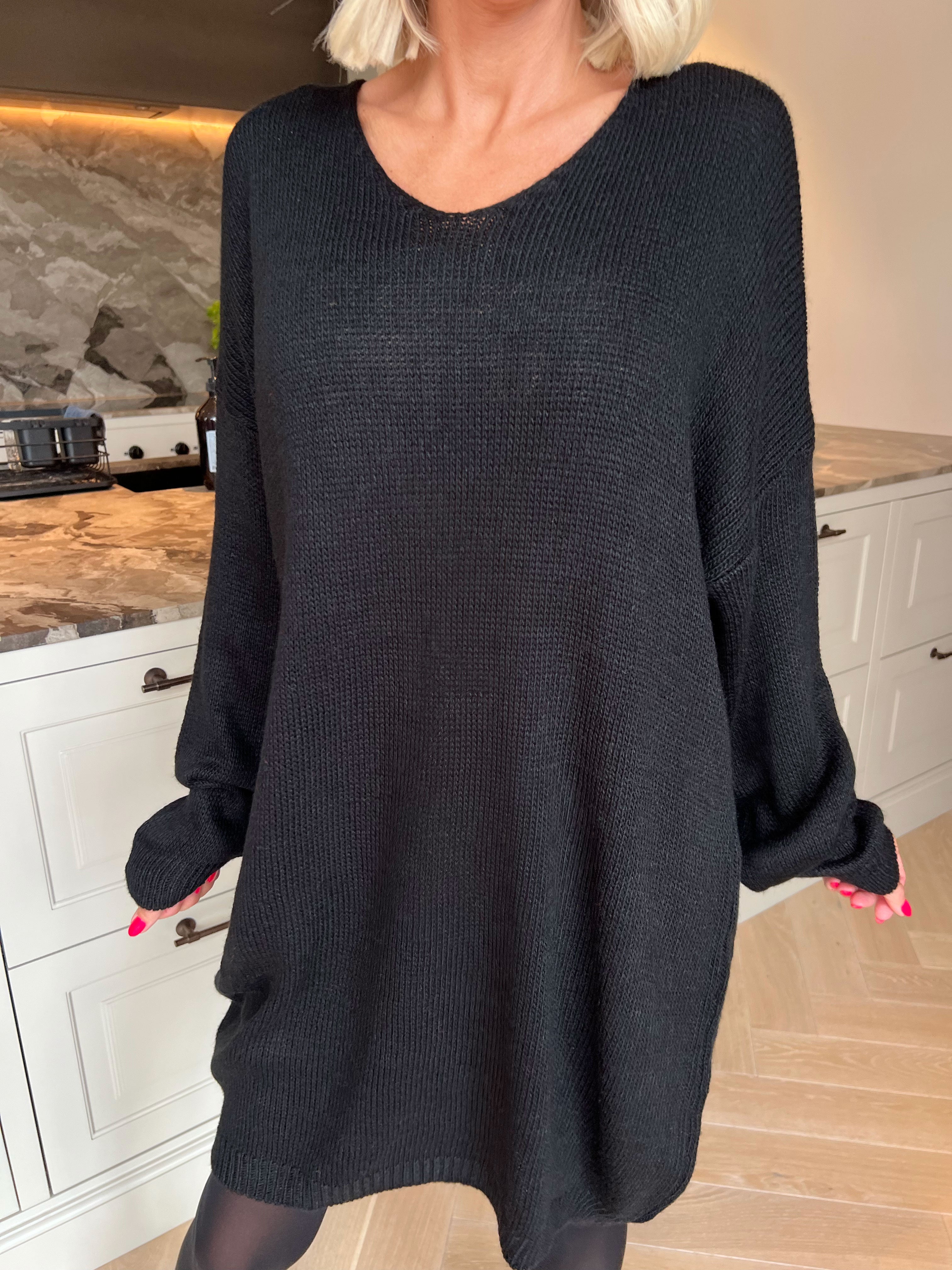 Estelle - Oversized strikkjole med feminin v-udskæring