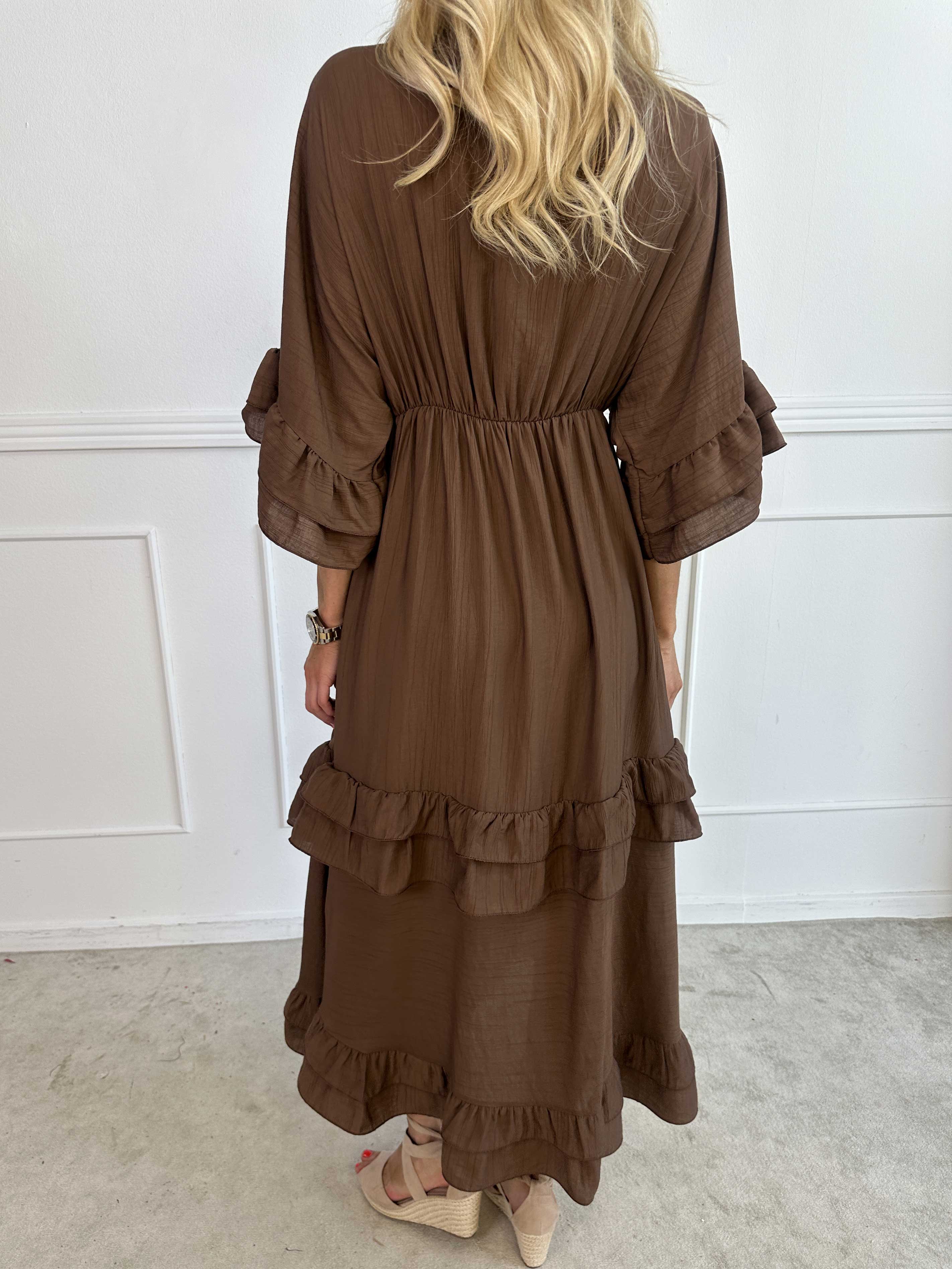 Europe - Sød lang kjole i viskose med flæsedetaljer