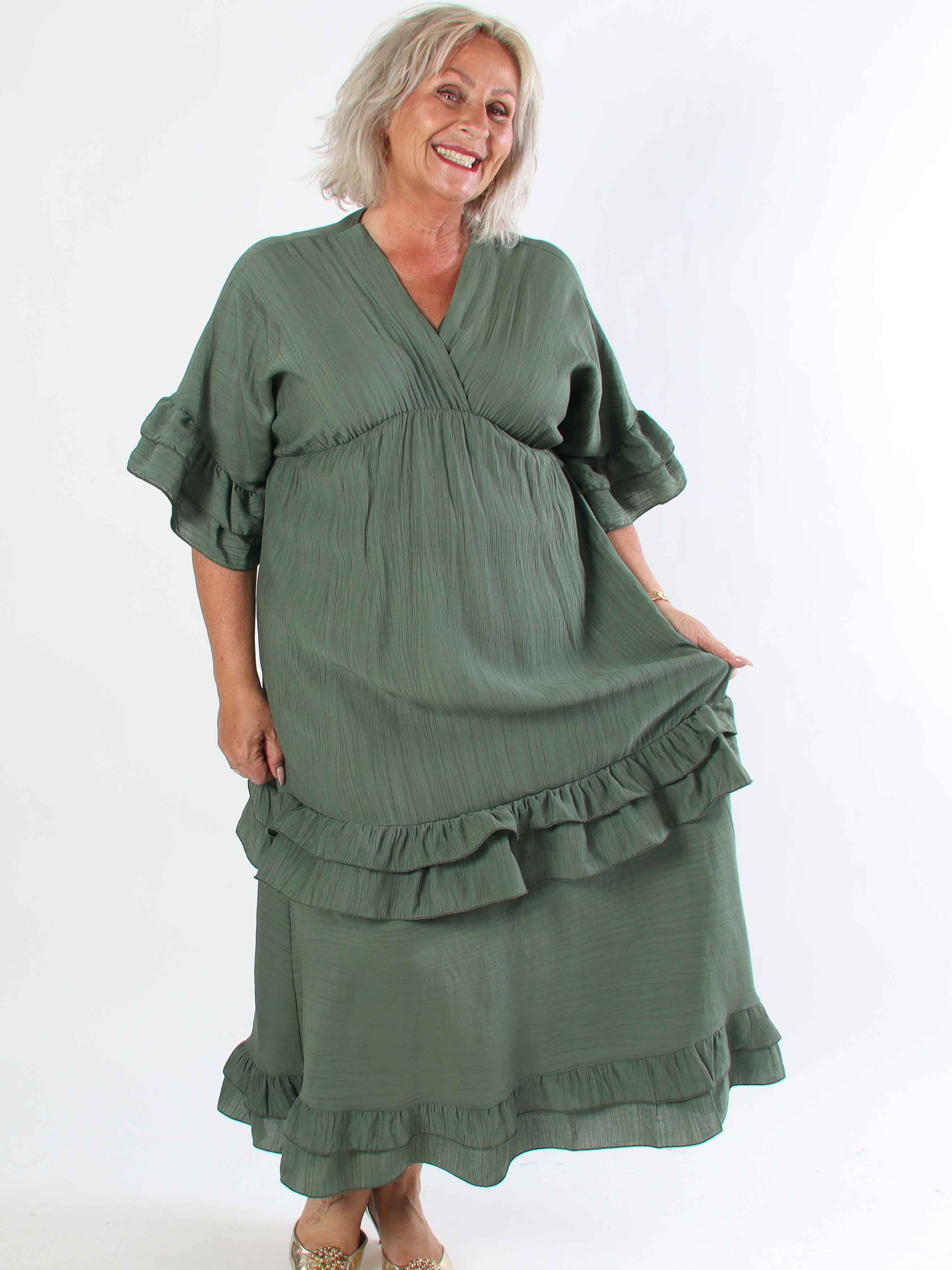 Europe - Lang plus size kjole i viskose med flæsedetaljer