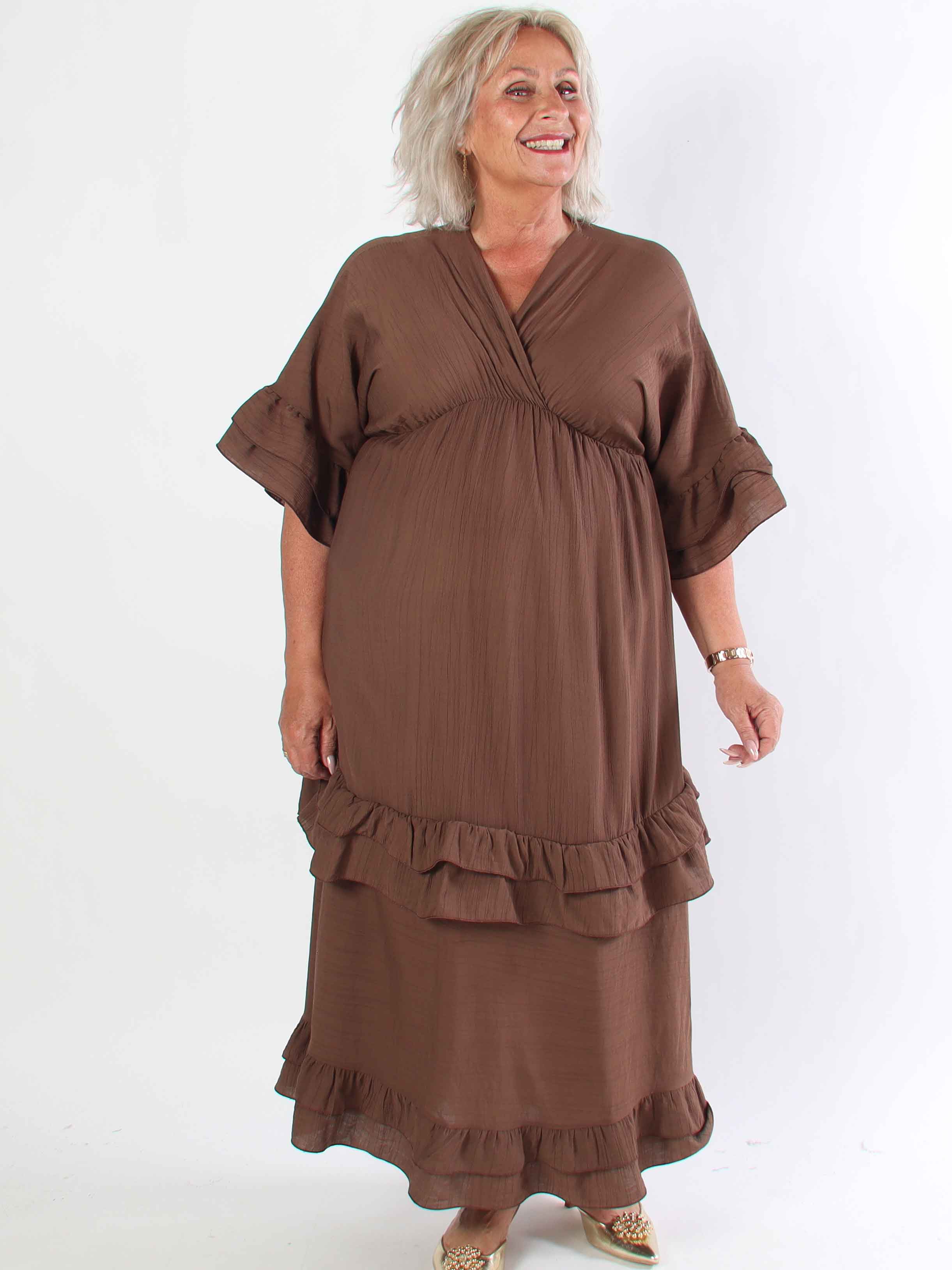 Europe - Lang plus size kjole i viskose med flæsedetaljer