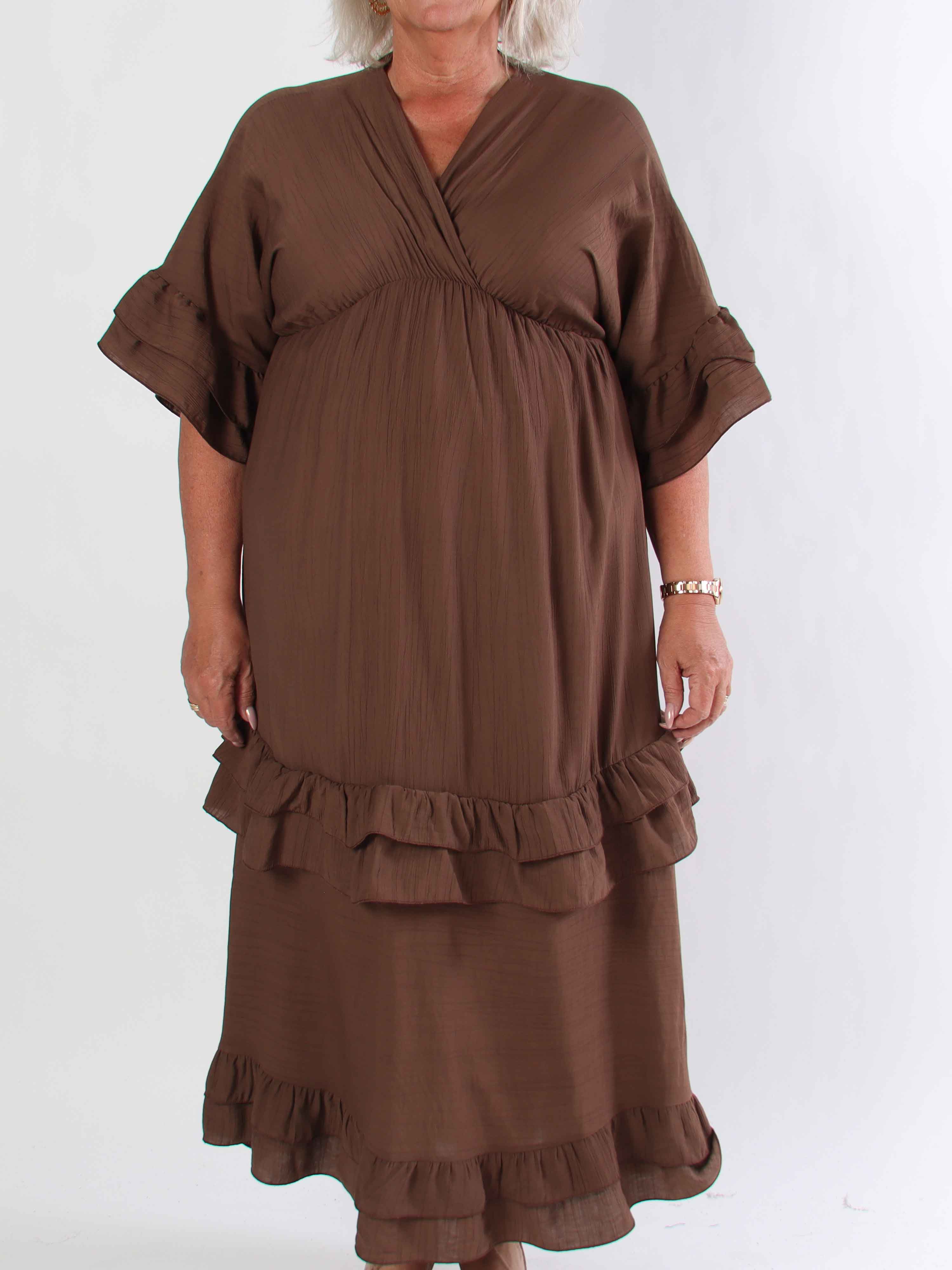 Europe - Lang plus size kjole i viskose med flæsedetaljer