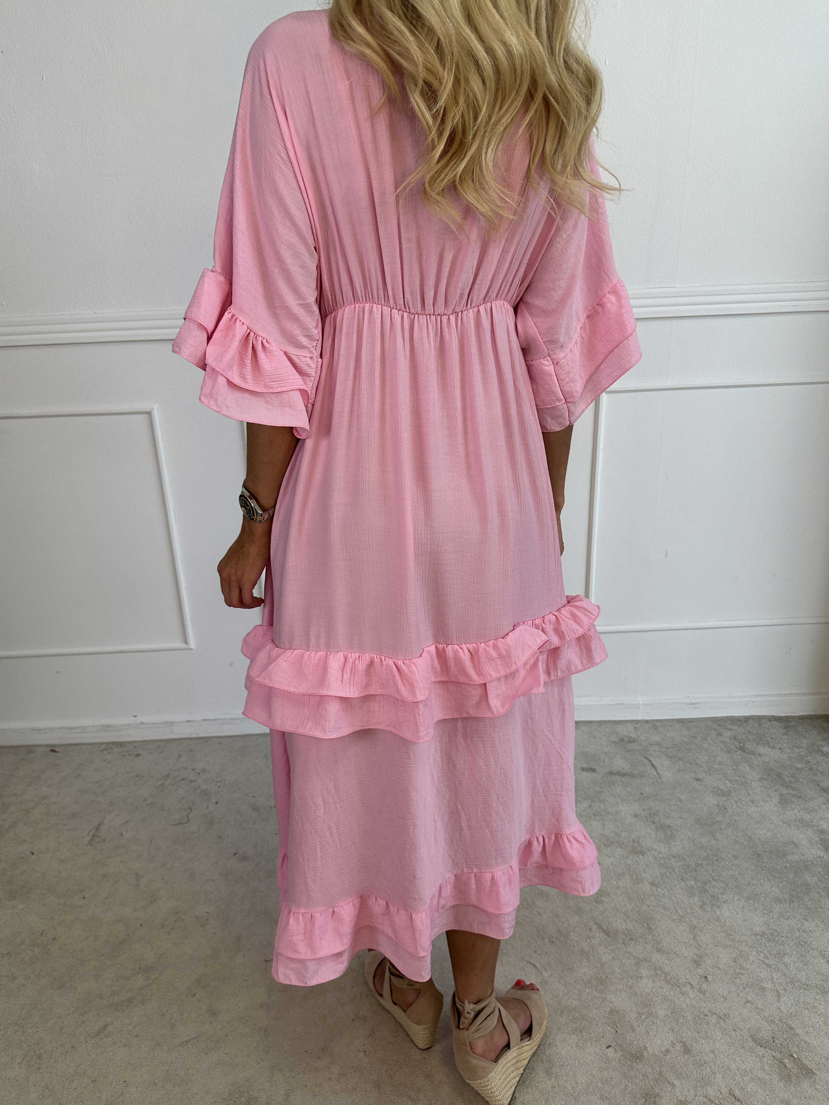 Europe - Sød lang kjole i viskose med flæsedetaljer