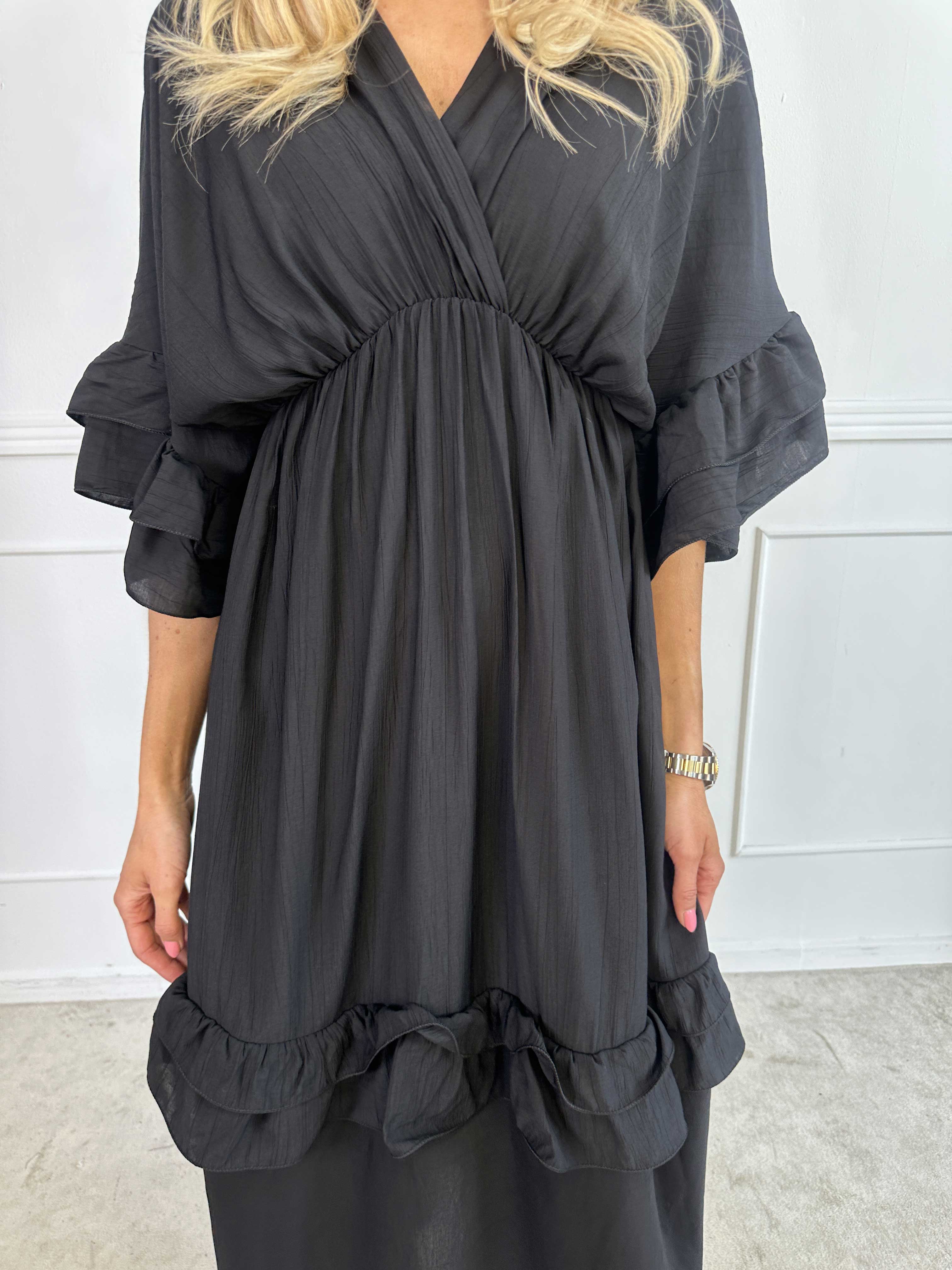 Europe - Sød lang kjole i viskose med flæsedetaljer