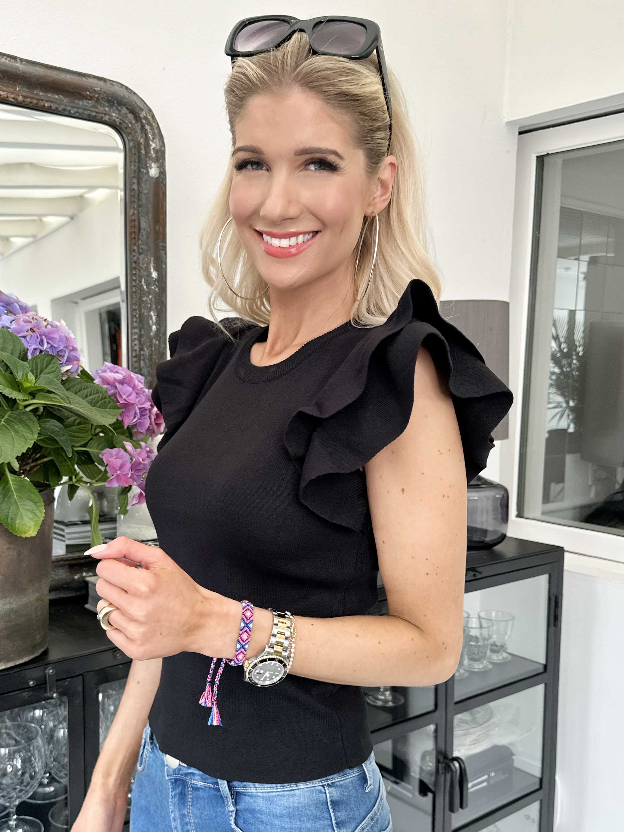 Eva - Feminin t-shirt med søde flæseærmer