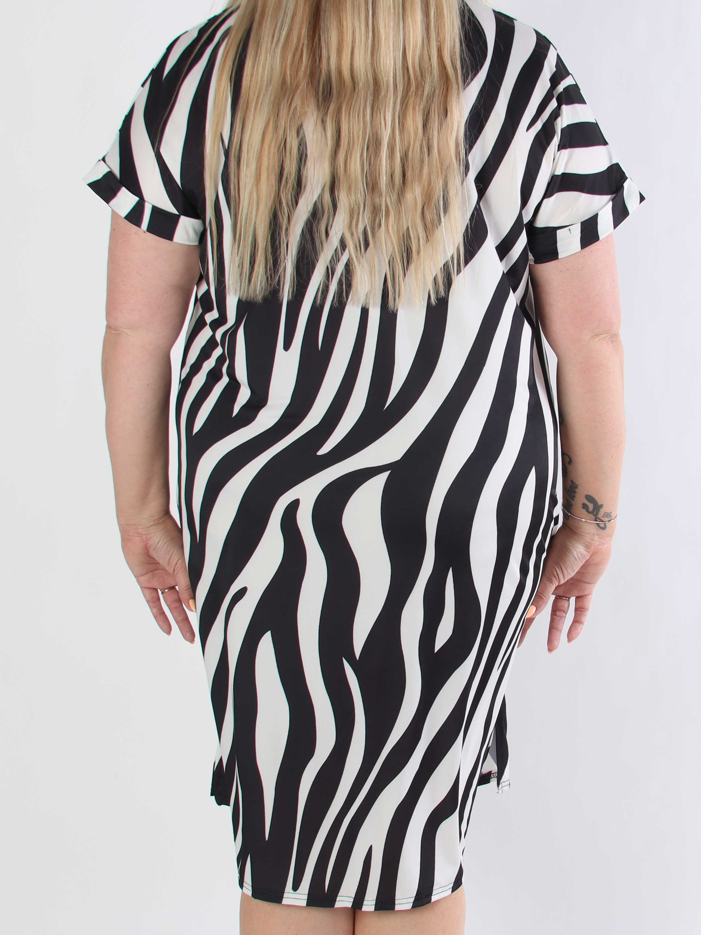 Evie Zebra - Plus size tunikakjole i elastisk stof med zebraprint