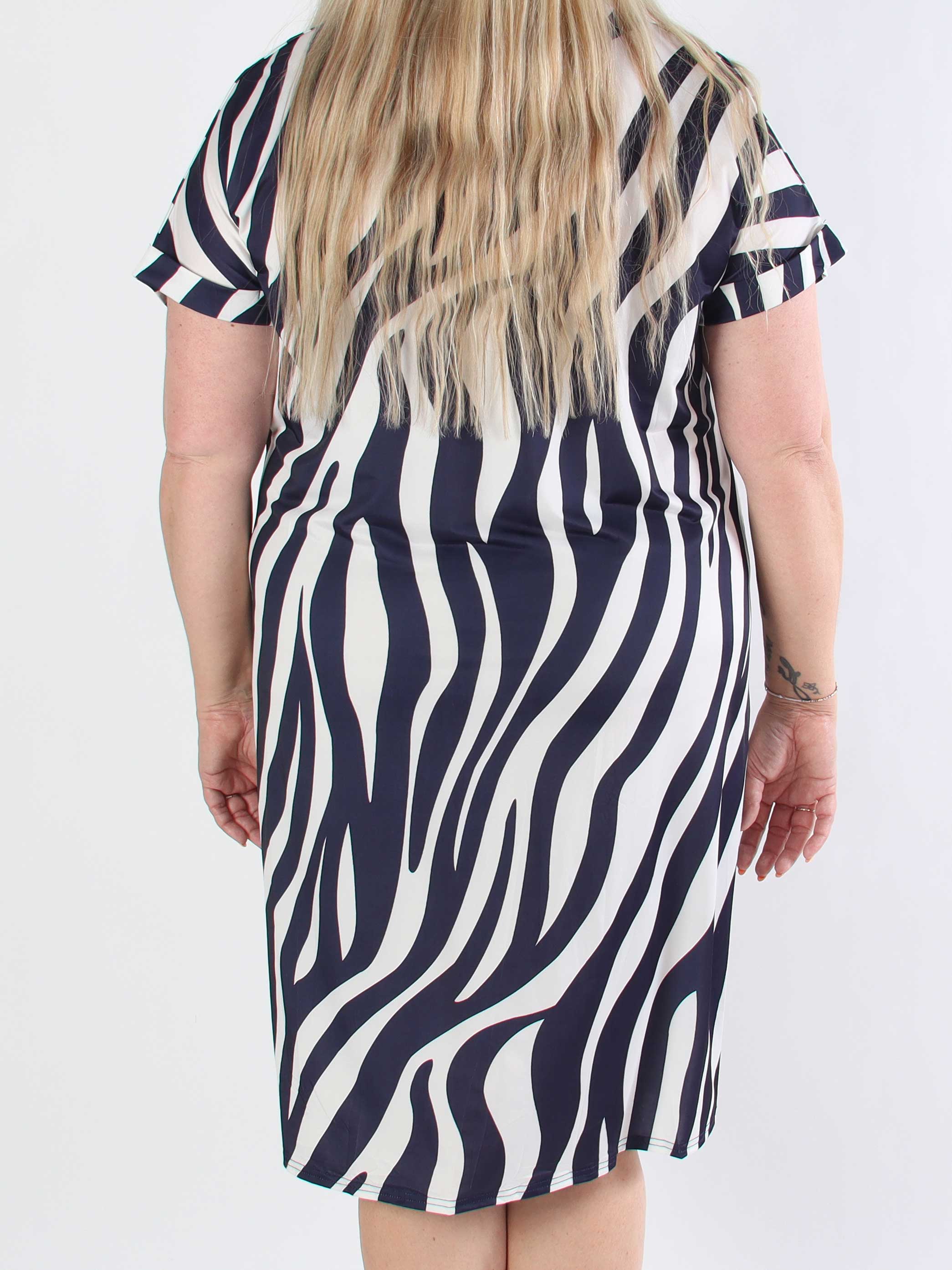 Evie Zebra - Plus size tunikakjole i elastisk stof med zebraprint