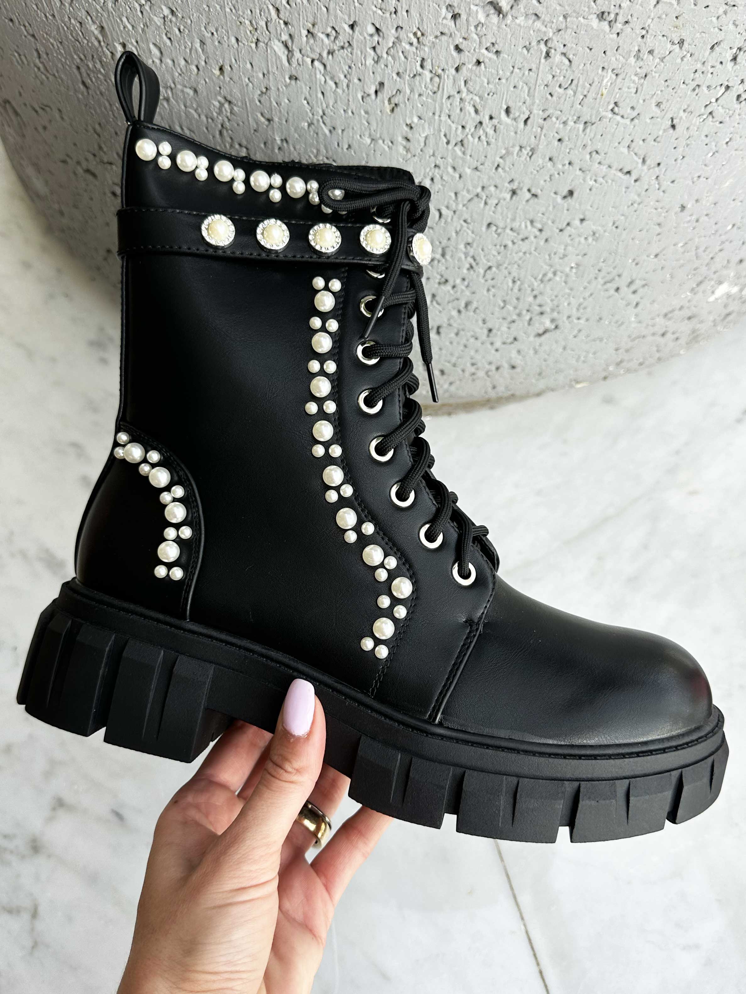 Fabiola - Sorte støvler med hvide perler og snøre