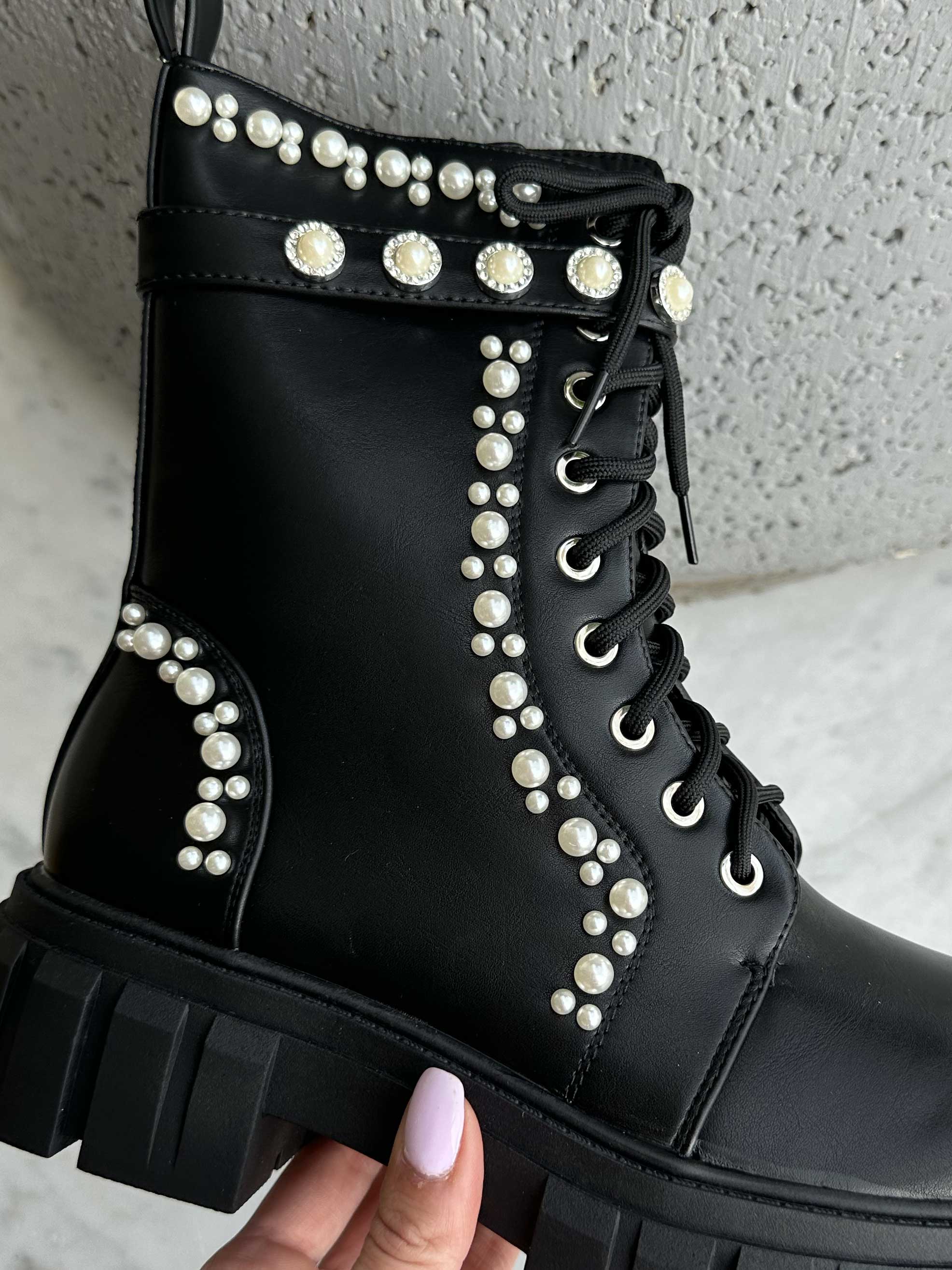 Fabiola - Sorte støvler med hvide perler og snøre