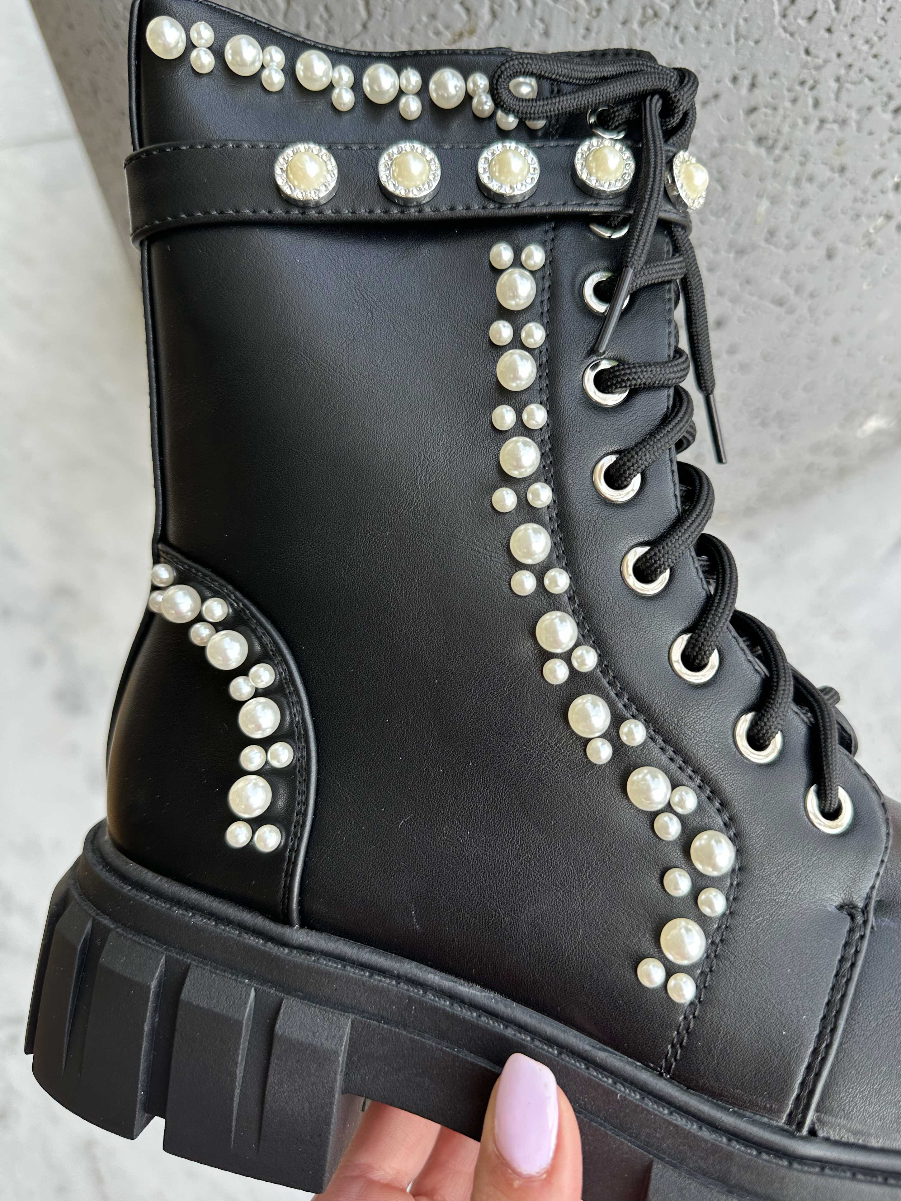 Fabiola - Sorte støvler med hvide perler og snøre