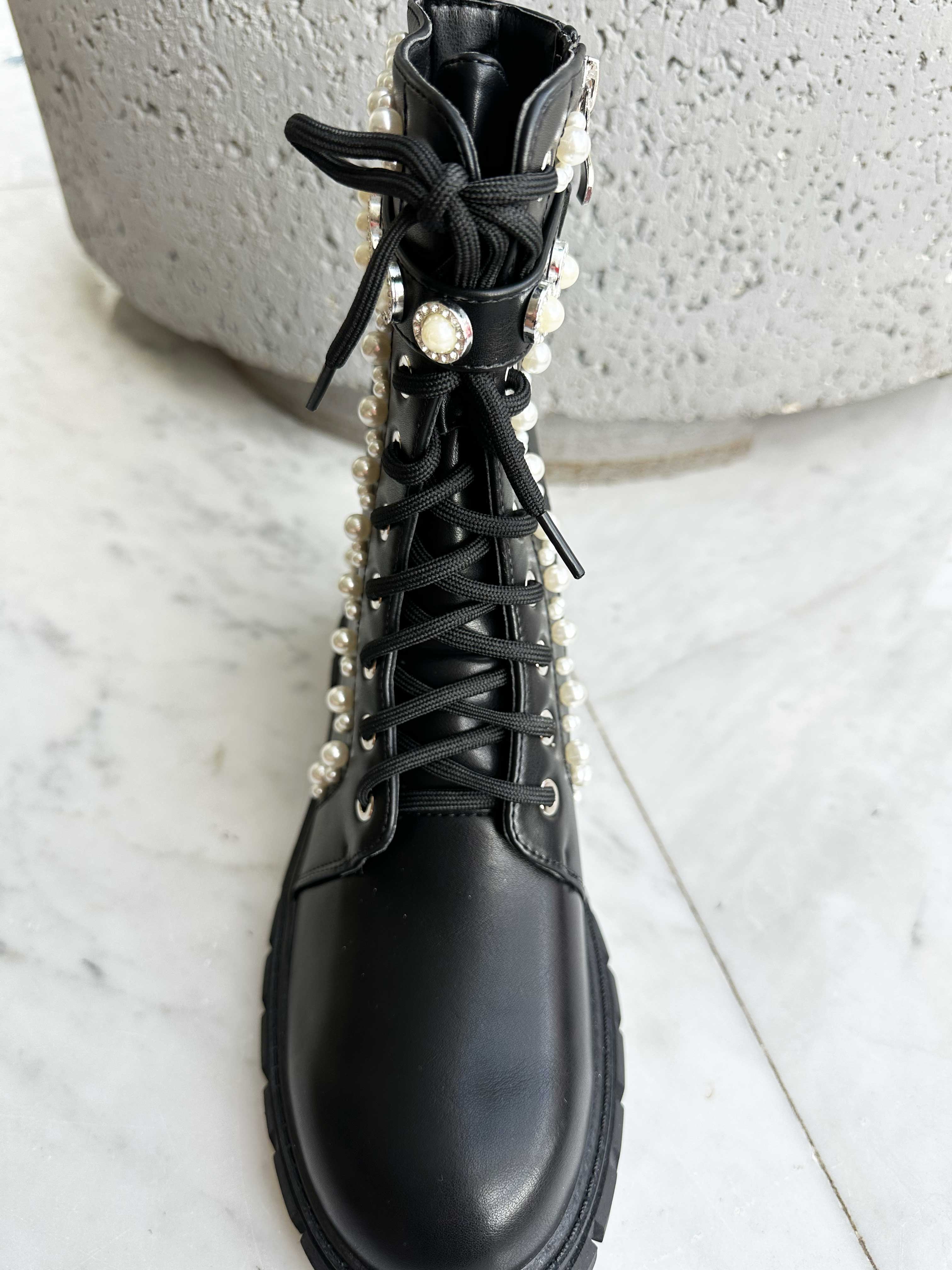 Fabiola - Sorte støvler med hvide perler og snøre