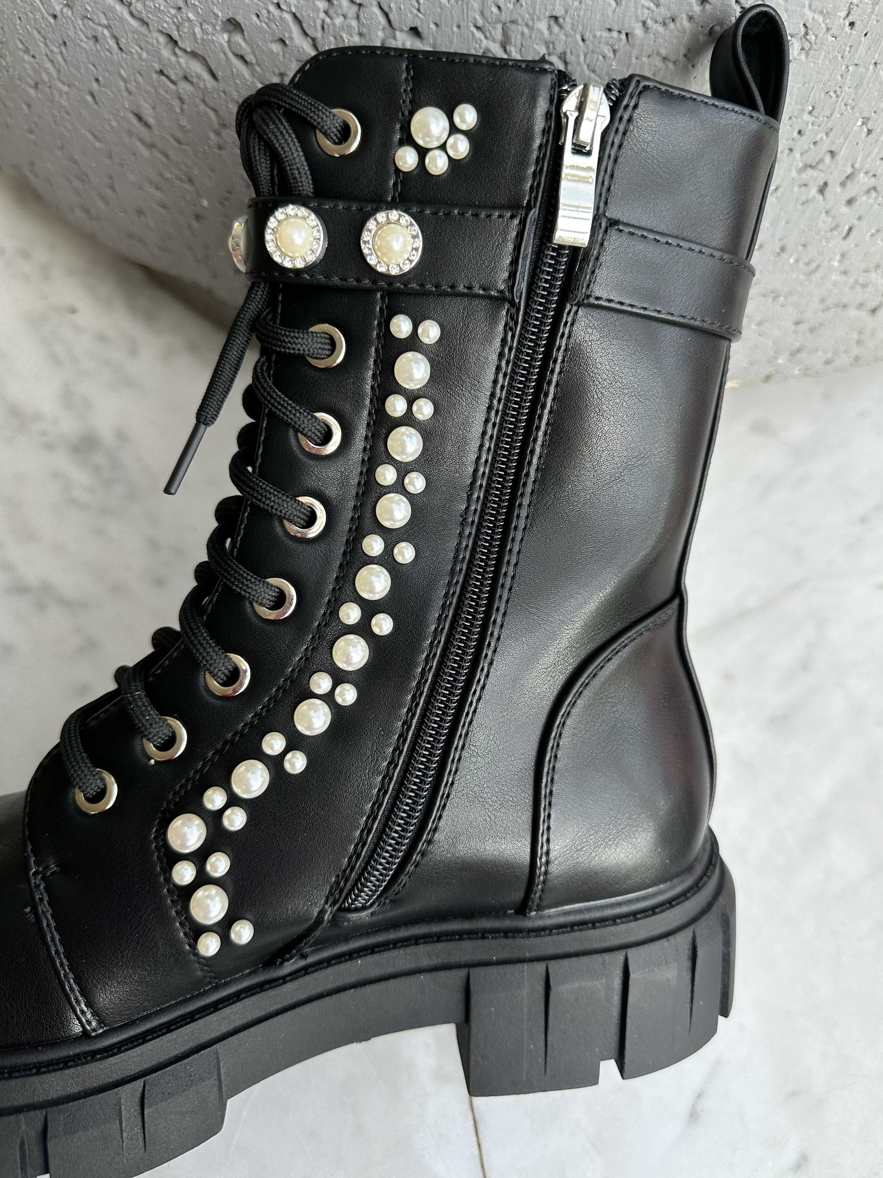 Fabiola - Sorte støvler med hvide perler og snøre