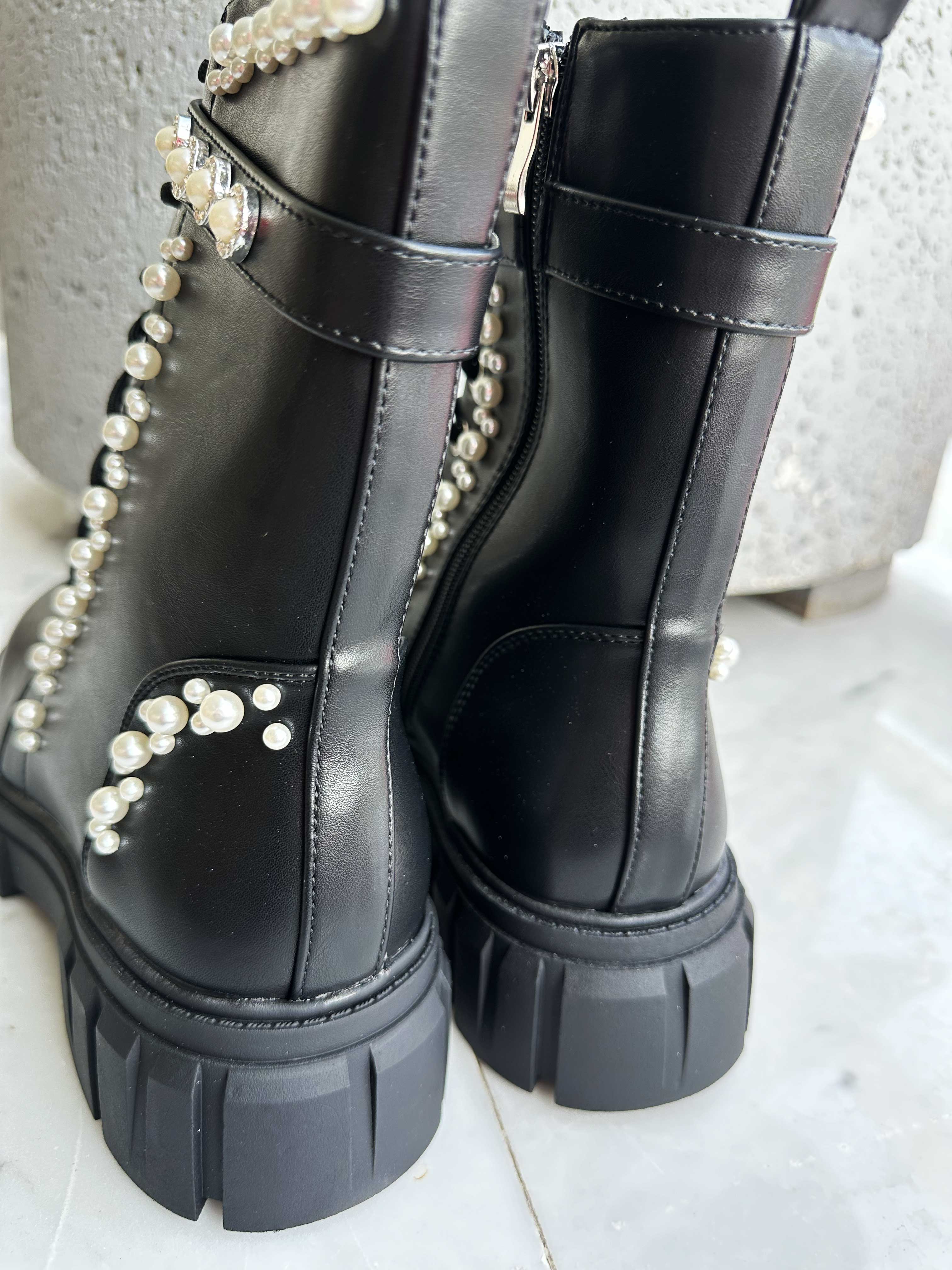 Fabiola - Sorte støvler med hvide perler og snøre