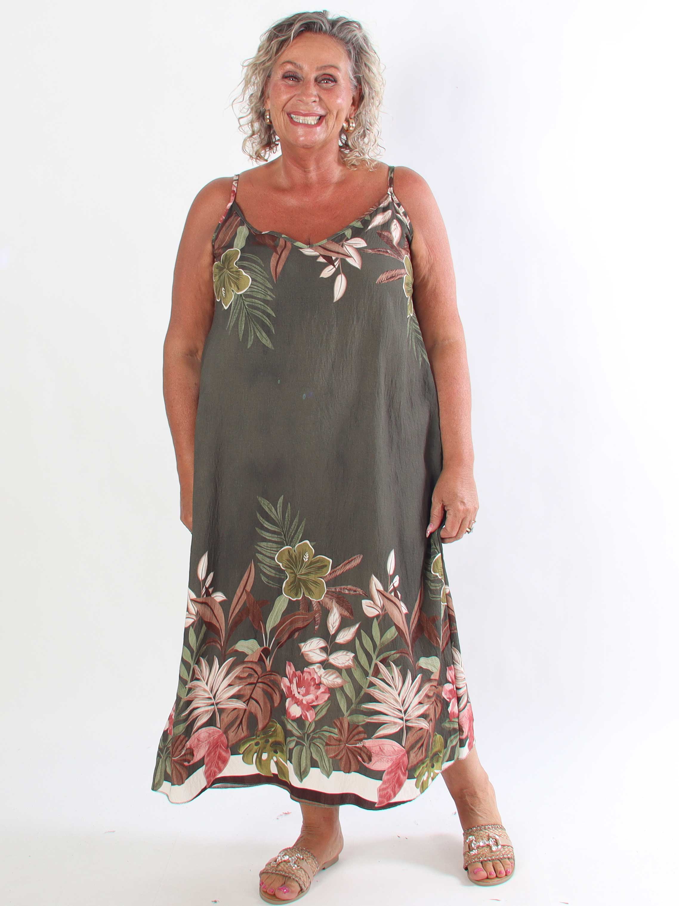 Fahima - Sød plus size stropkjole i viskose med eksotiske blomstermotiver