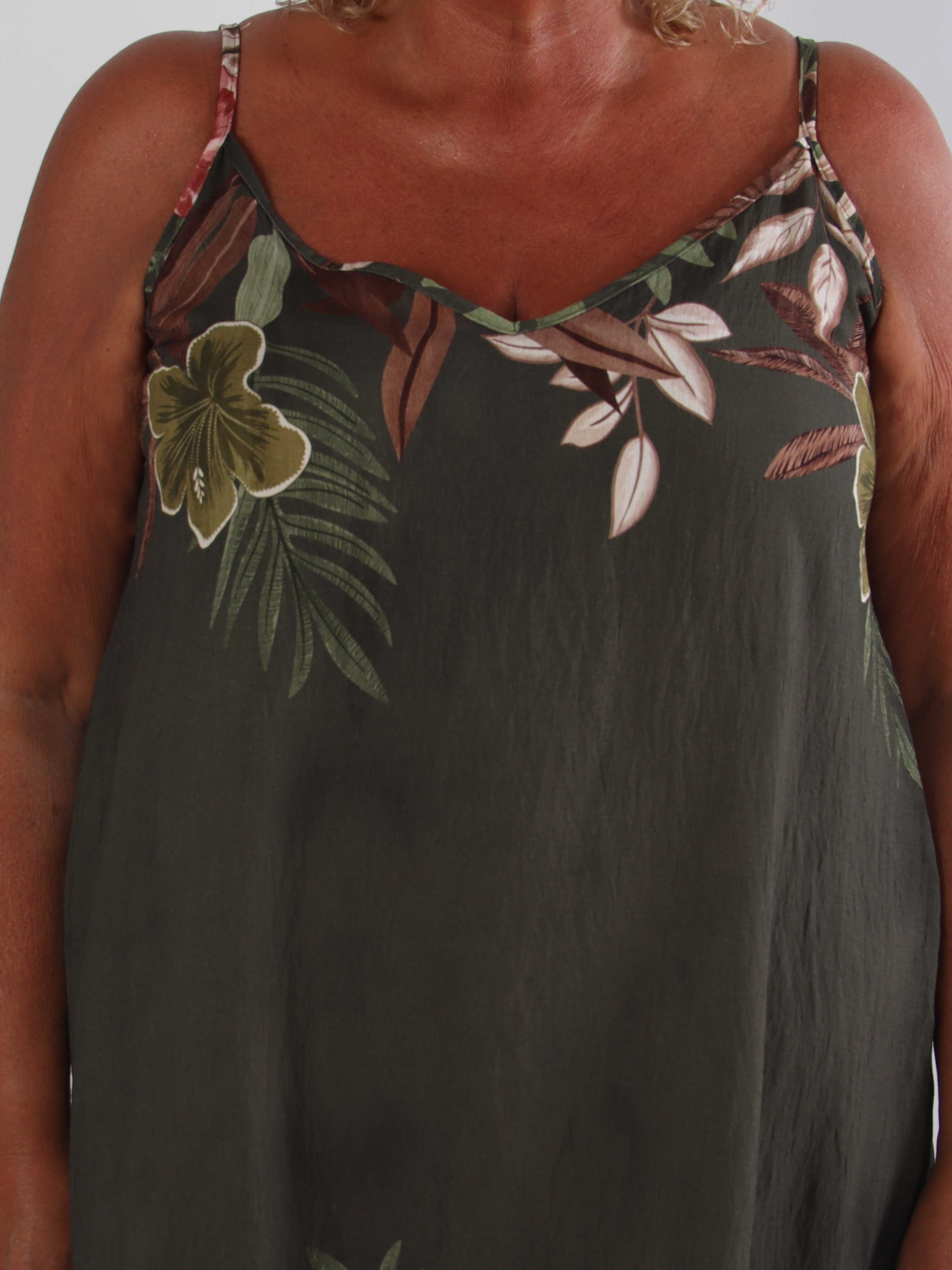 Fahima - Sød plus size stropkjole i viskose med eksotiske blomstermotiver