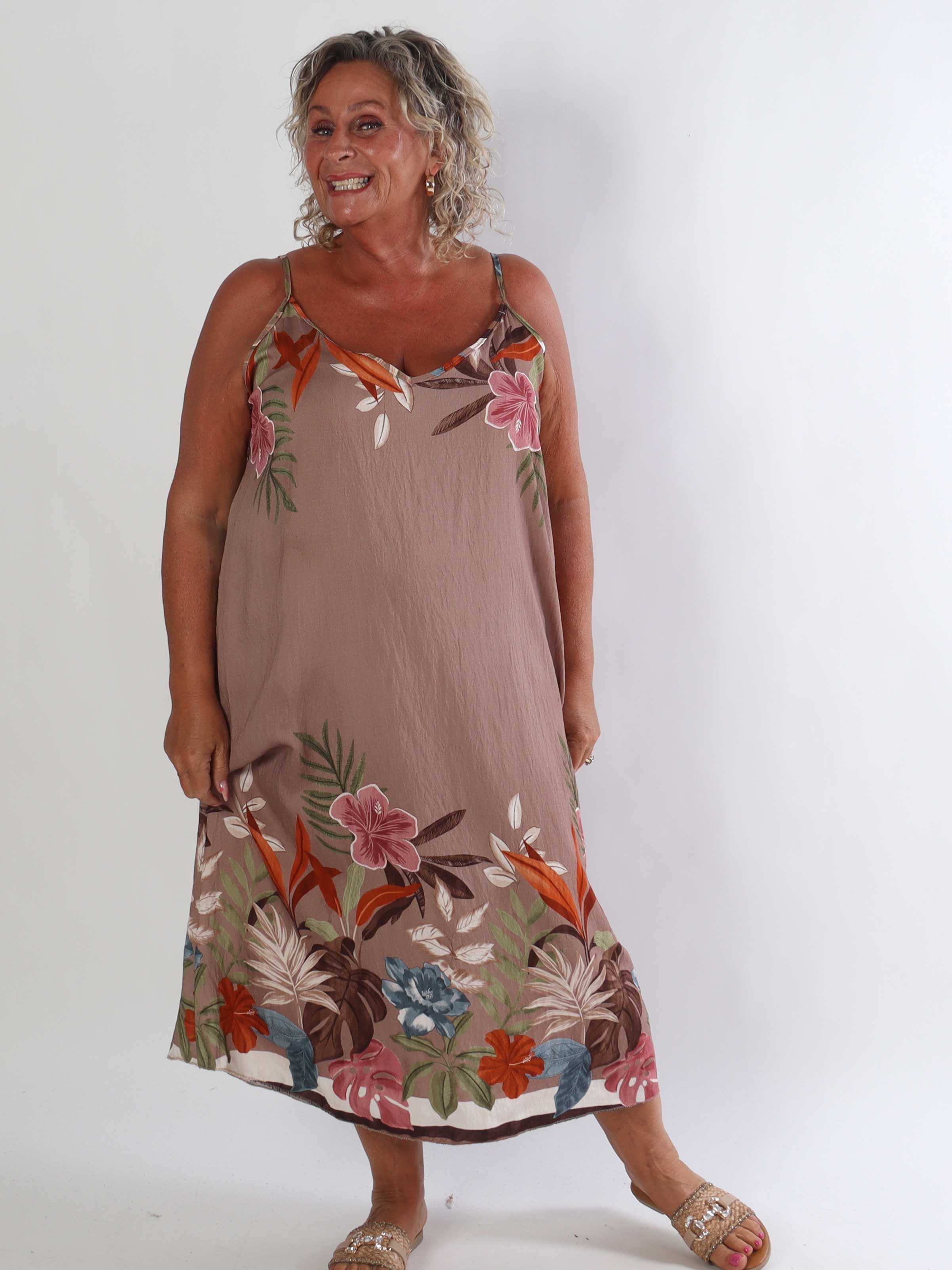 Fahima - Sød plus size stropkjole i viskose med eksotiske blomstermotiver