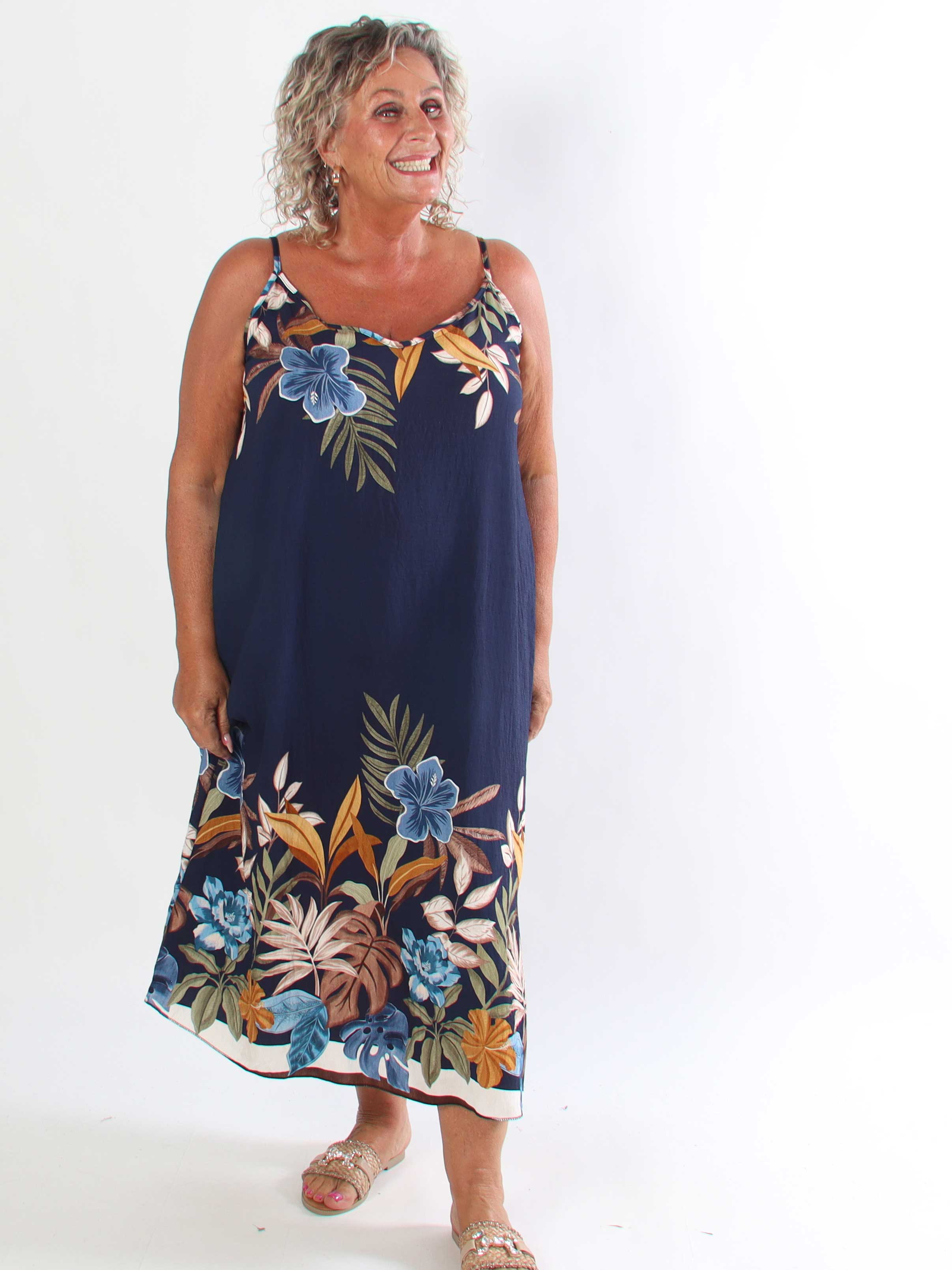 Fahima - Sød plus size stropkjole i viskose med eksotiske blomstermotiver