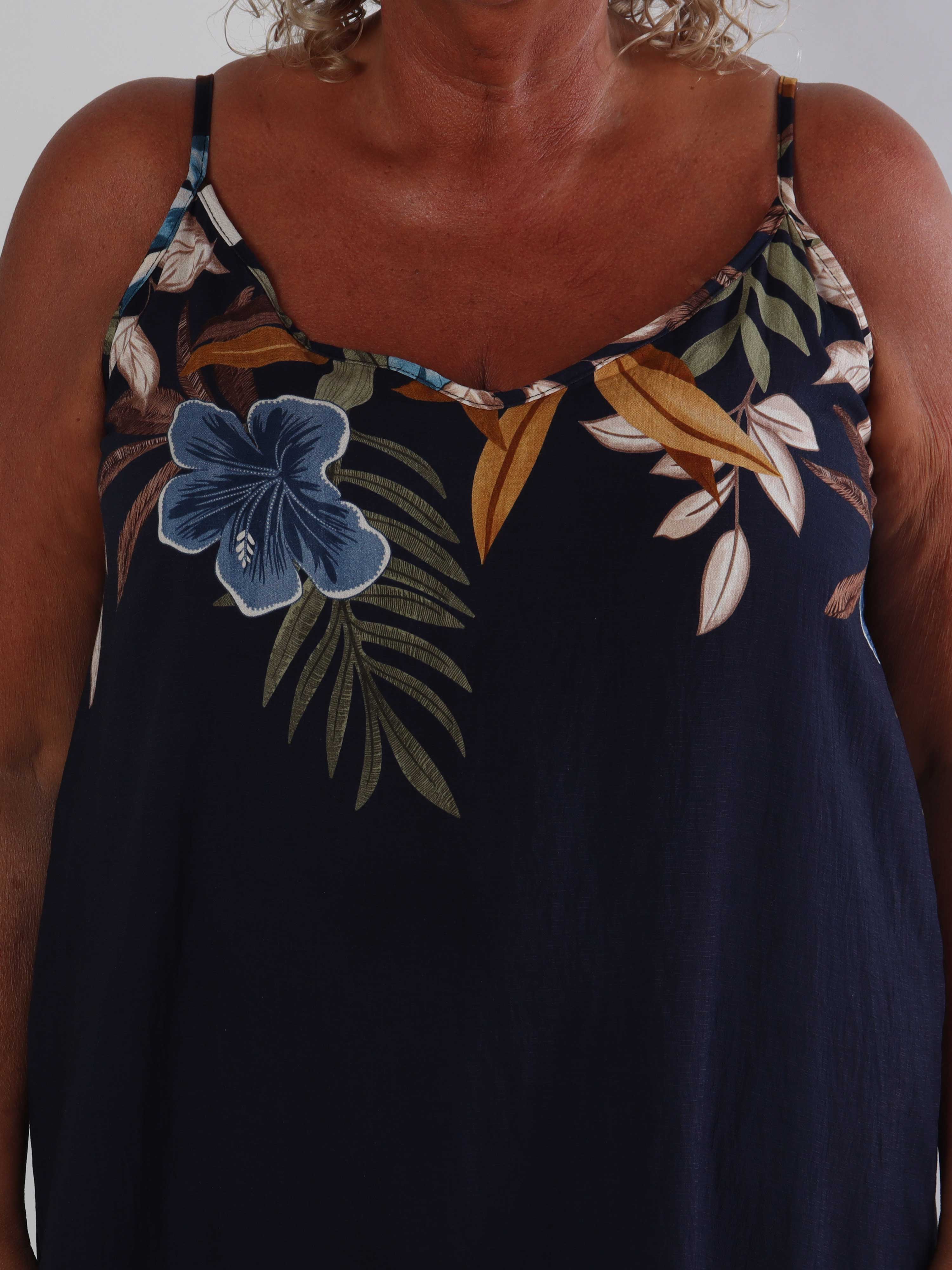 Fahima - Sød plus size stropkjole i viskose med eksotiske blomstermotiver