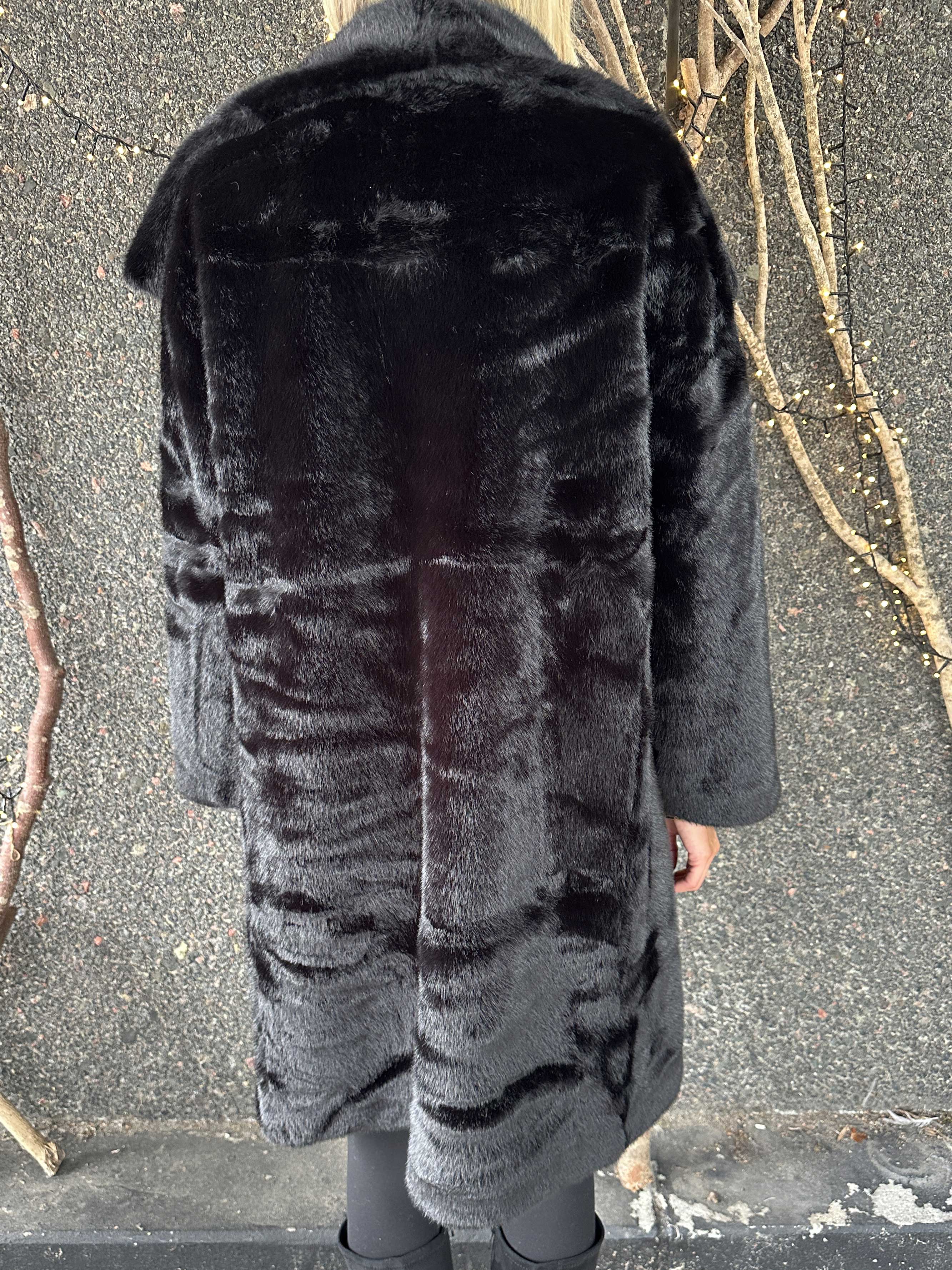 Federica - Blød faux fur frakke med krave