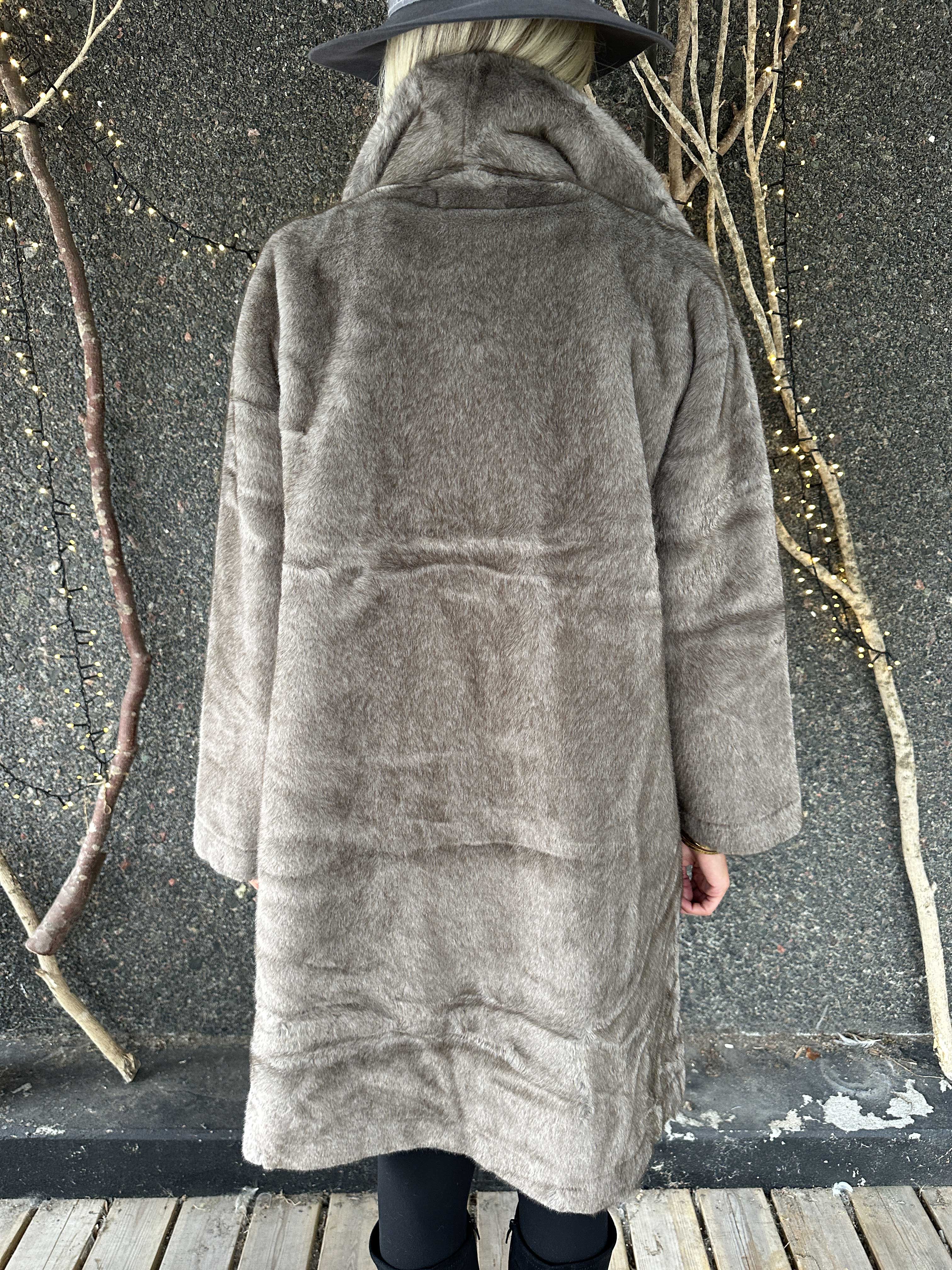 Federica - Blød faux fur frakke med krave