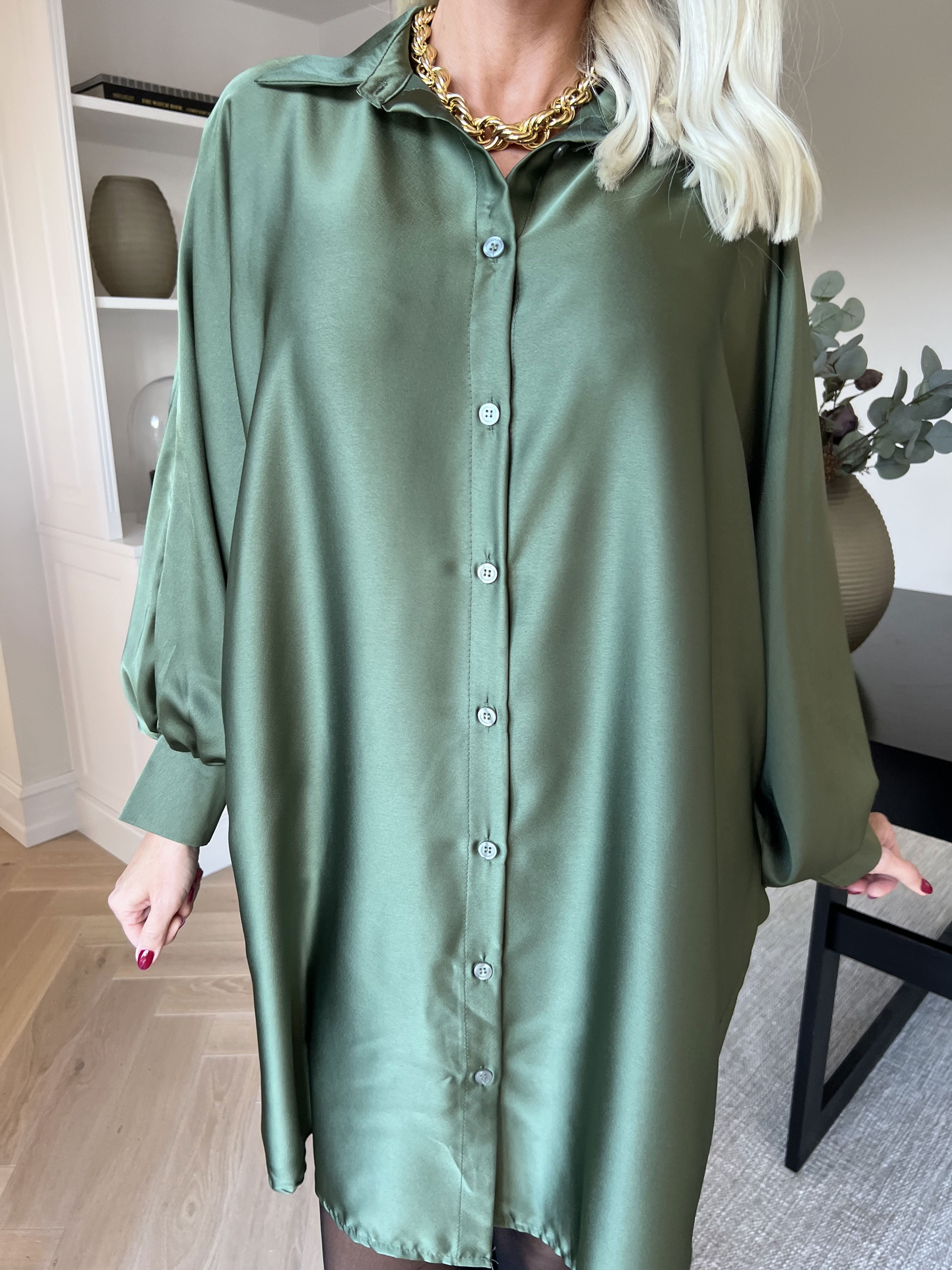 Feliciti long - Shiny skjortekjole med flagermusærmer