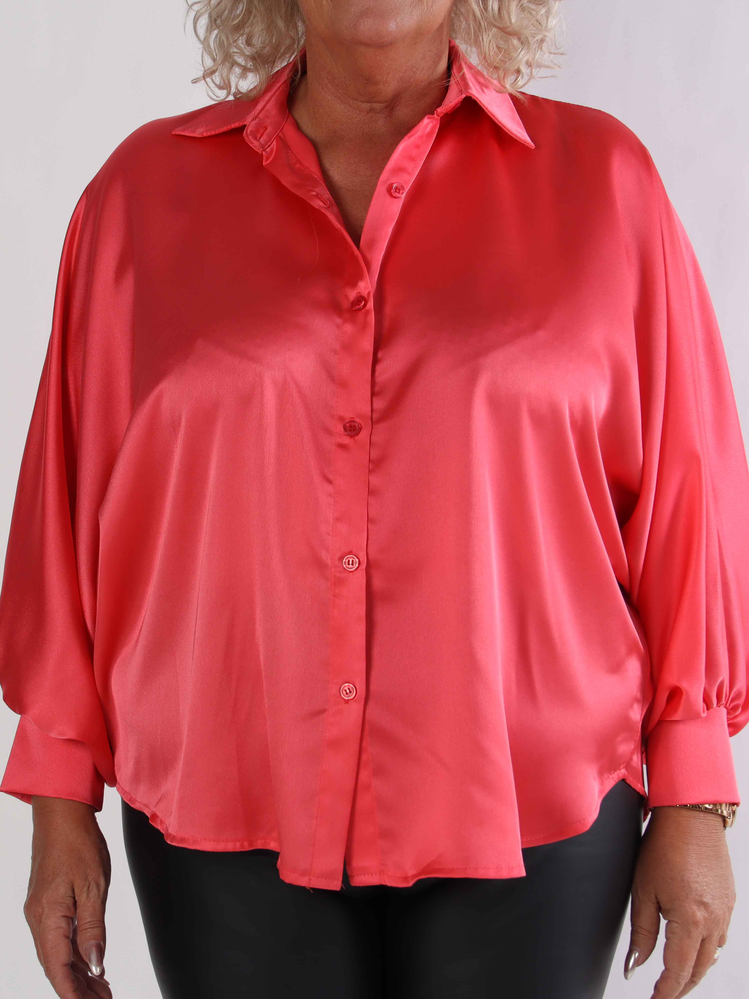 Feliciti - Shiny plus size skjorte med flagermusærmer
