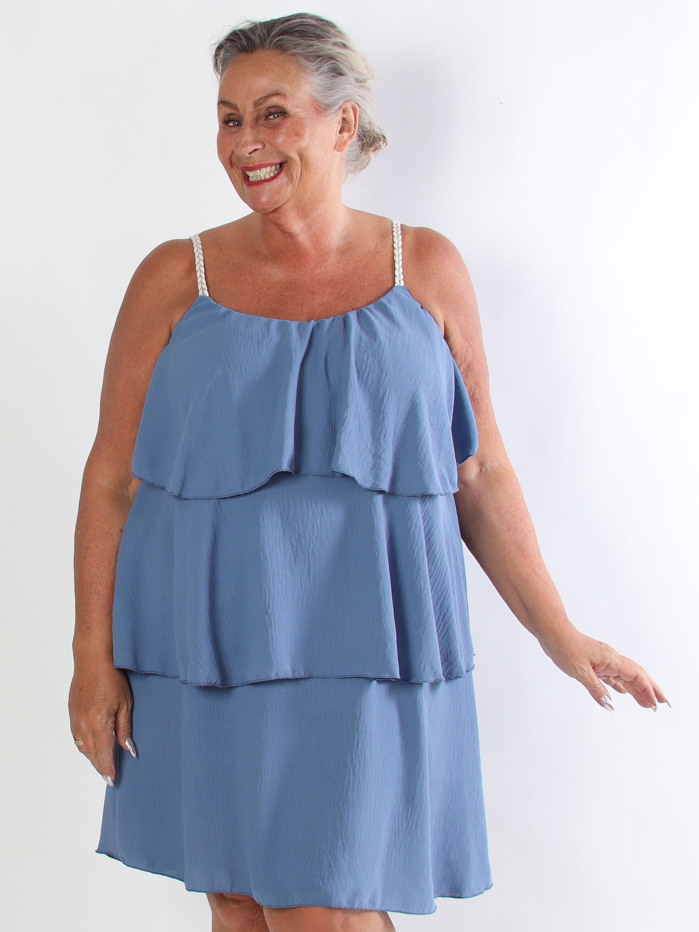 Feliz - Plus size sommerkjole i viskose med flettede stropper og flæser