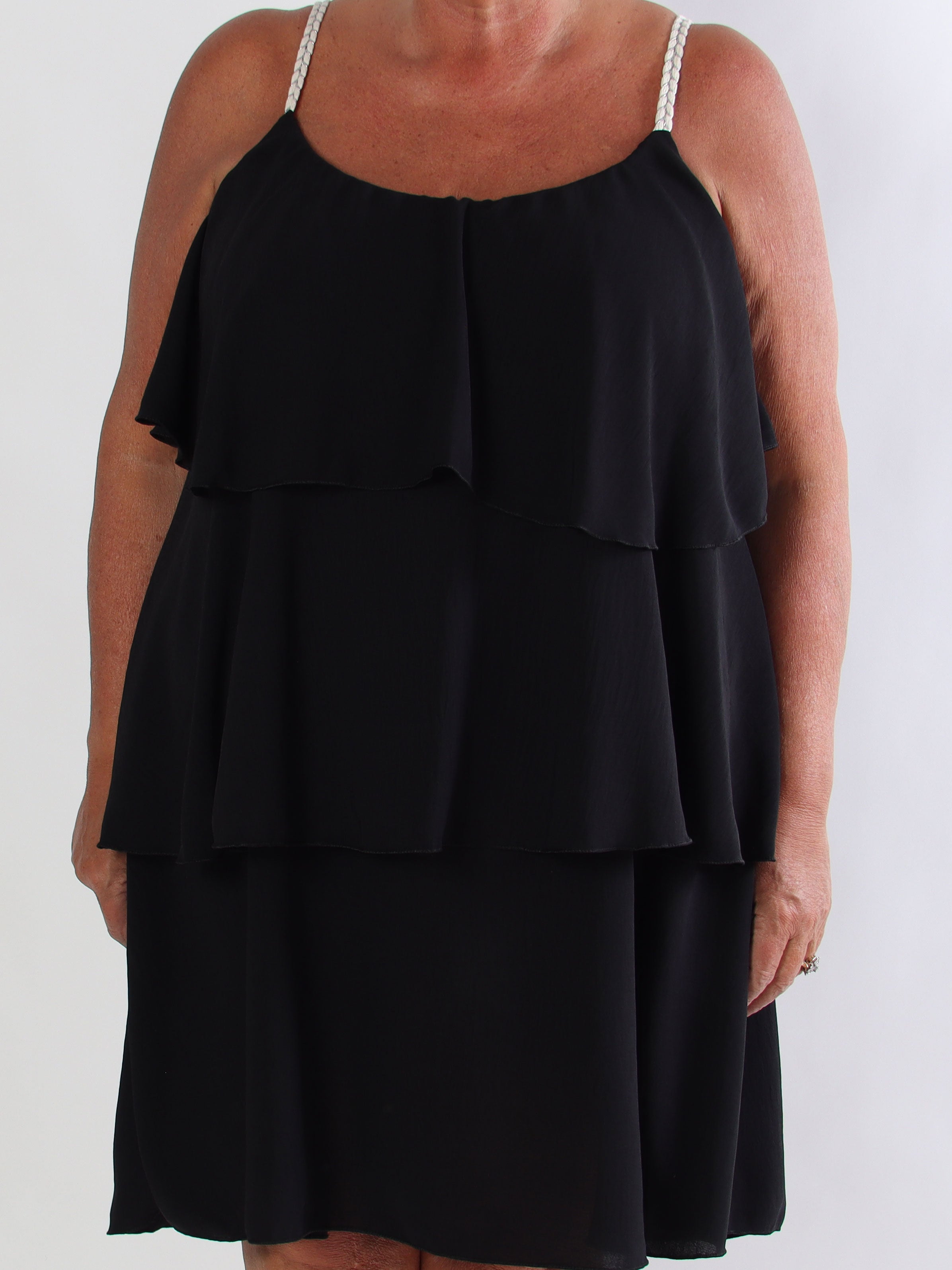 Feliz - Plus size sommerkjole i viskose med flettede stropper og flæser