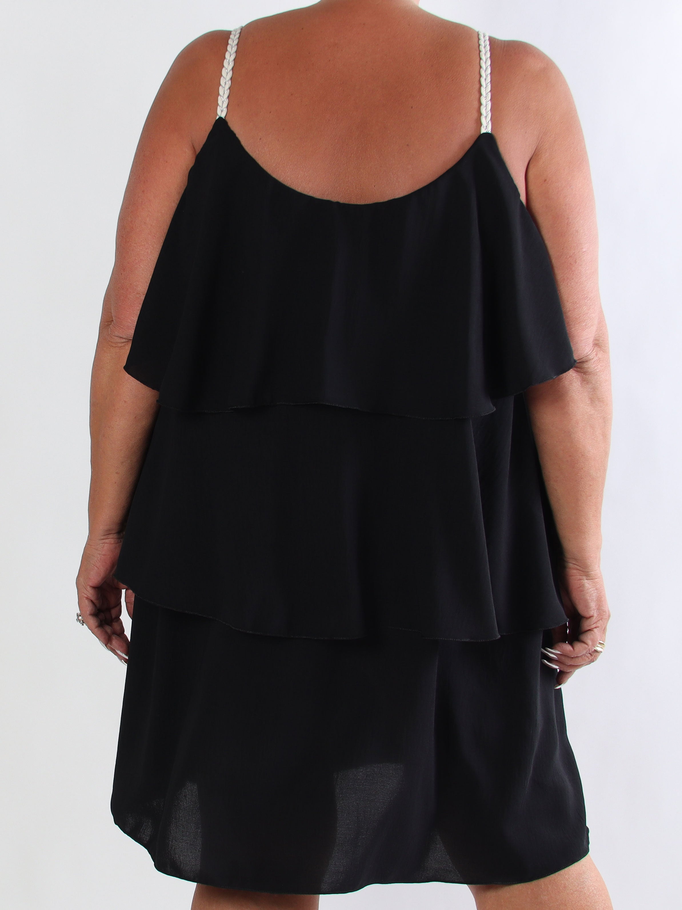 Feliz - Plus size sommerkjole i viskose med flettede stropper og flæser