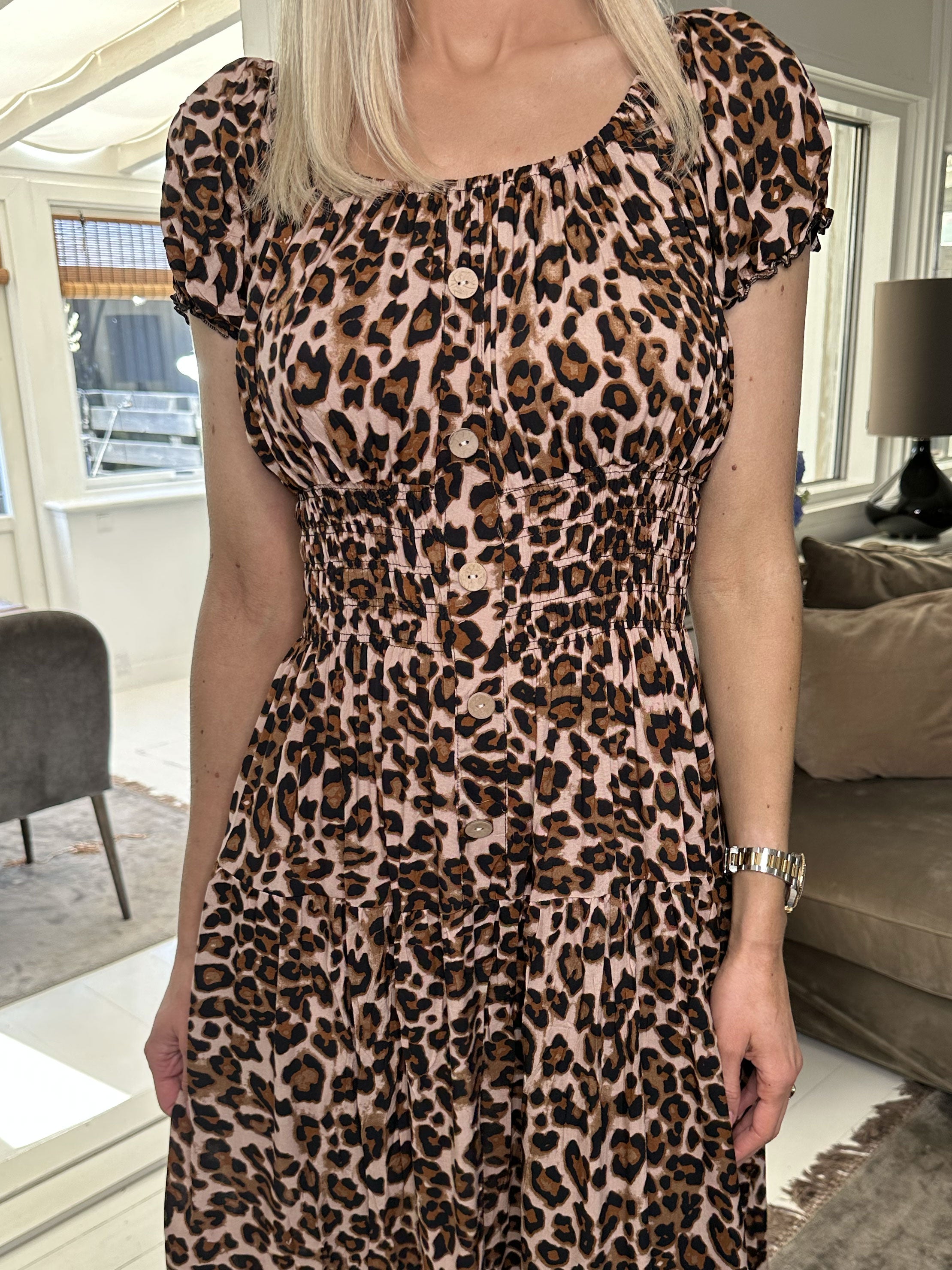 Finalia leo - Lang kjole med smock i leopard mønster