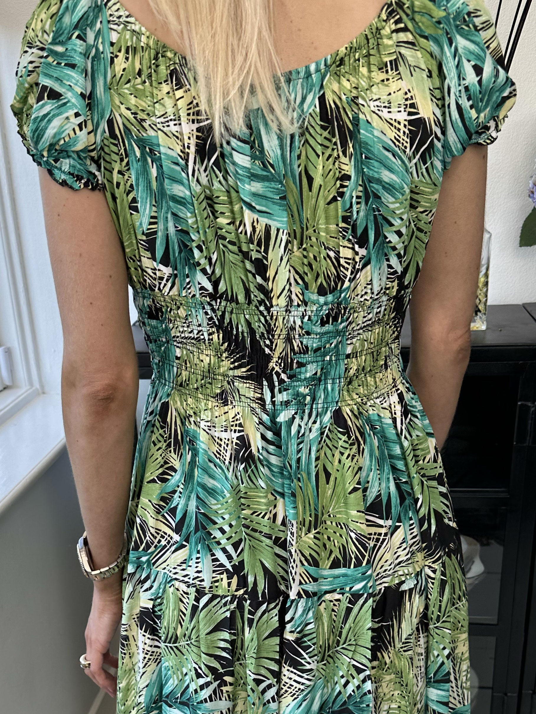 Finalia palm - Lang kjole med smock og palmemotiv