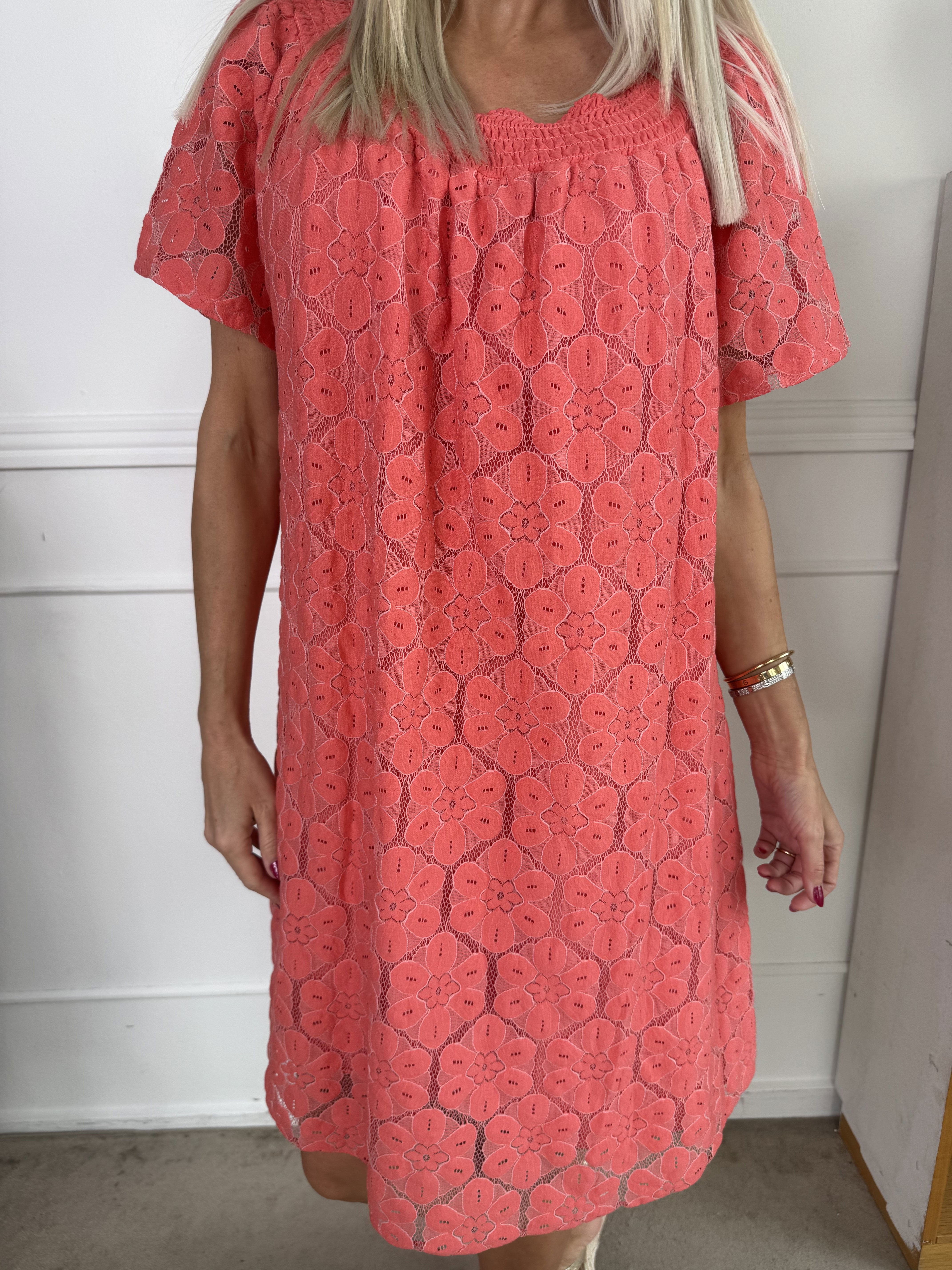 Fjola - Sød tunikakjole i bomuld med blonder foran