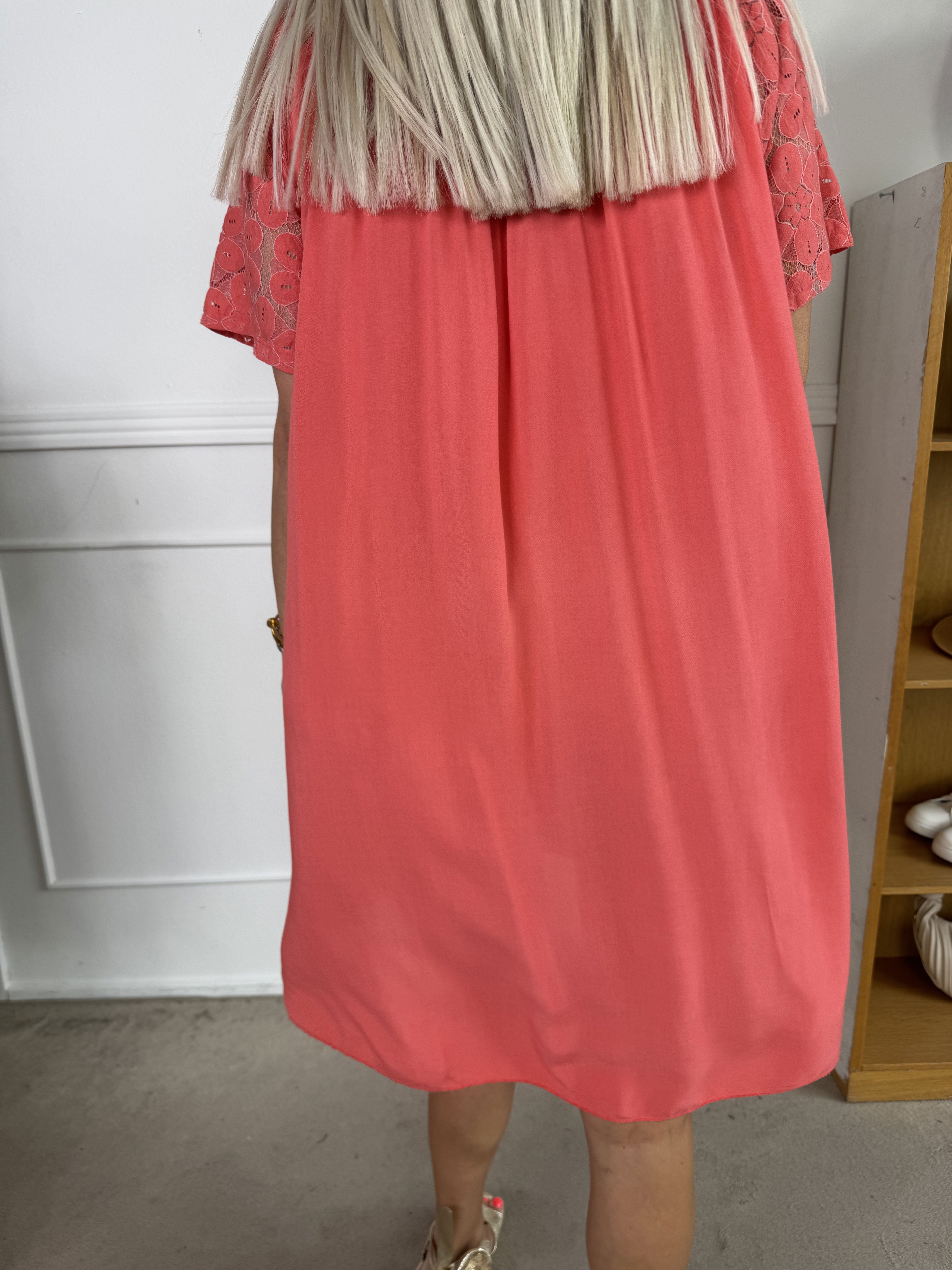 Fjola - Sød tunikakjole i bomuld med blonder foran