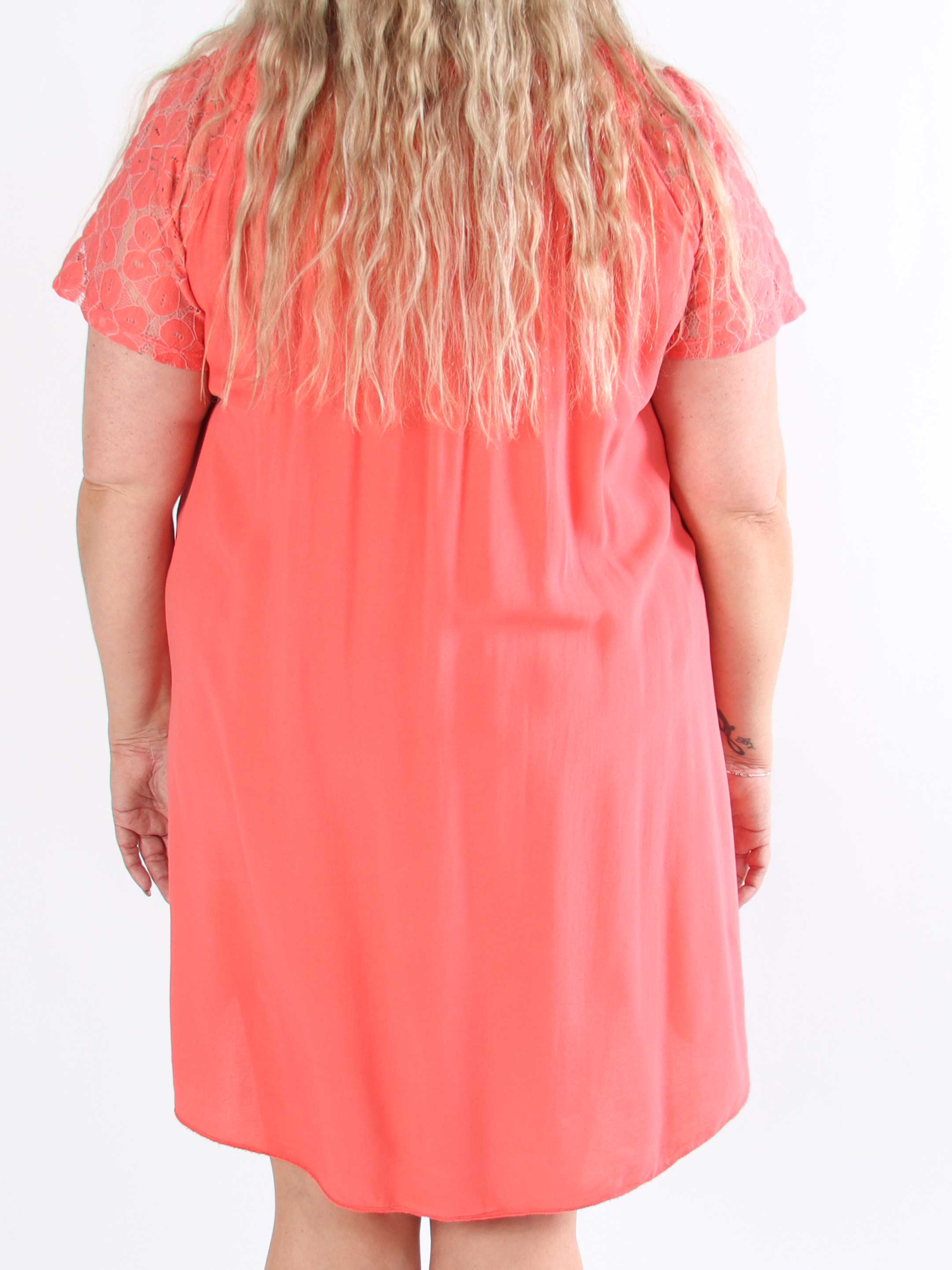 Fjola - Plus size tunikakjole i bomuld med blonder foran